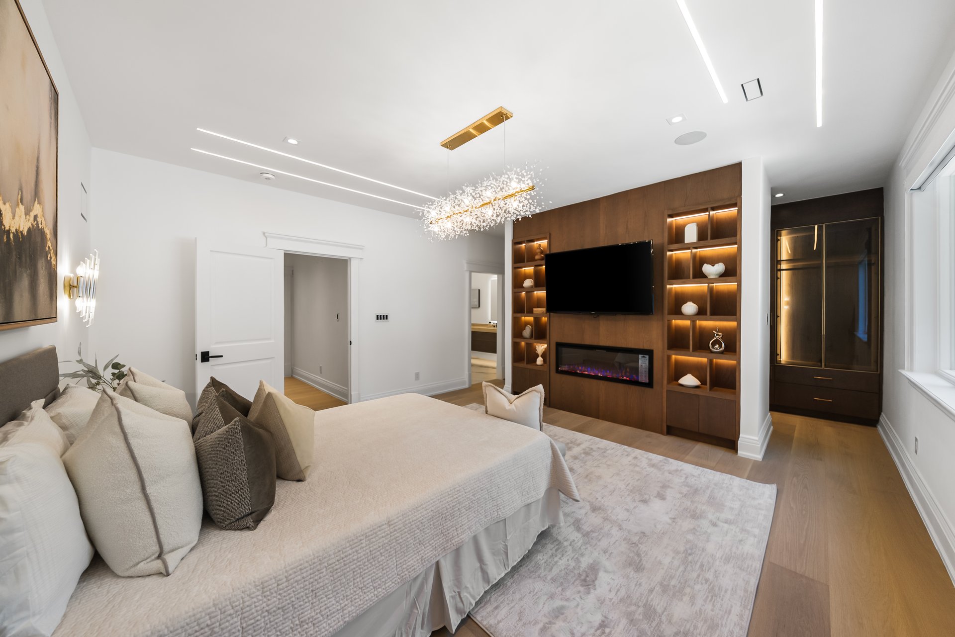  3168 Lakeshore Rd W