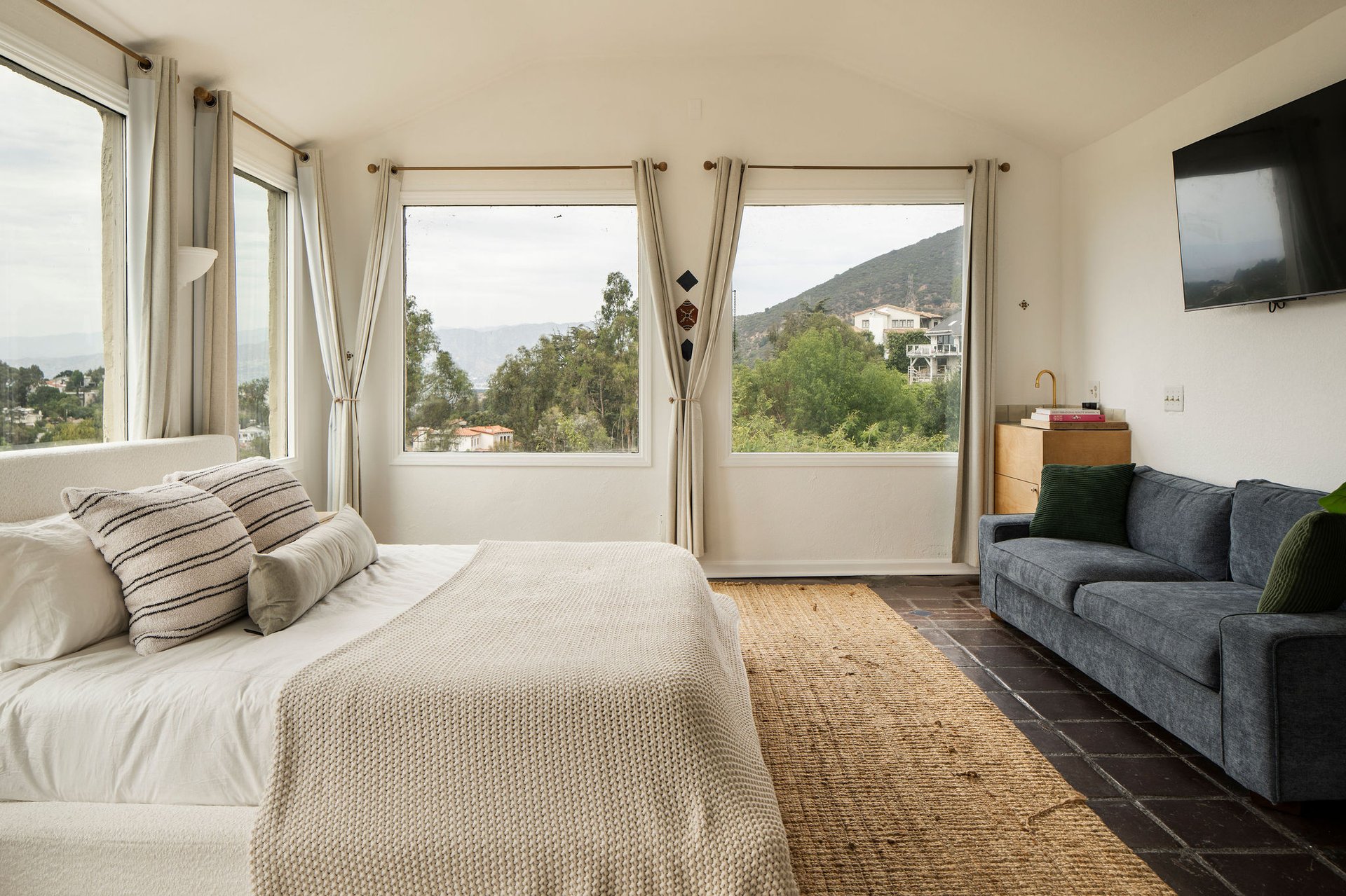 3346 N Knoll Dr, Hollywood Hills