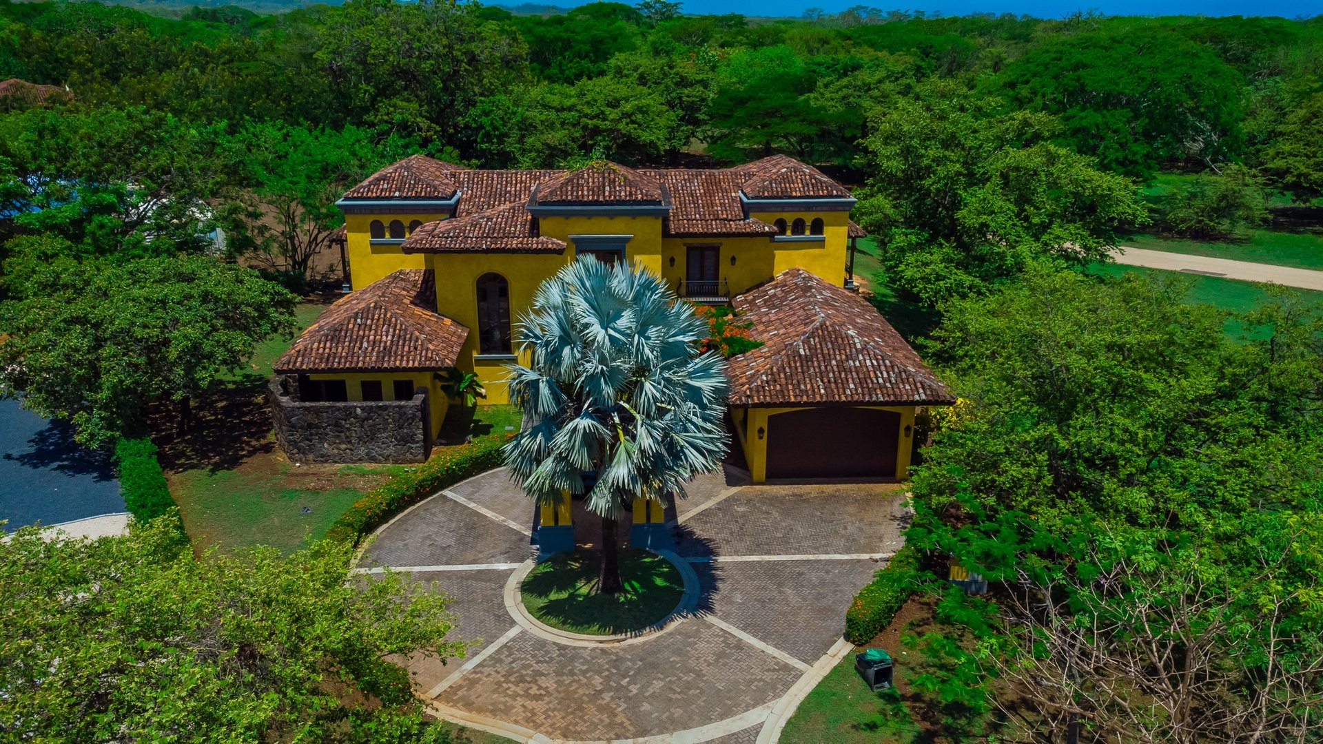 Casa Miraflores, Reserva De Golf #94 | Welcome to Casa Miraflores, an exquisite colonial-style estate home located in Hacienda Pinilla!