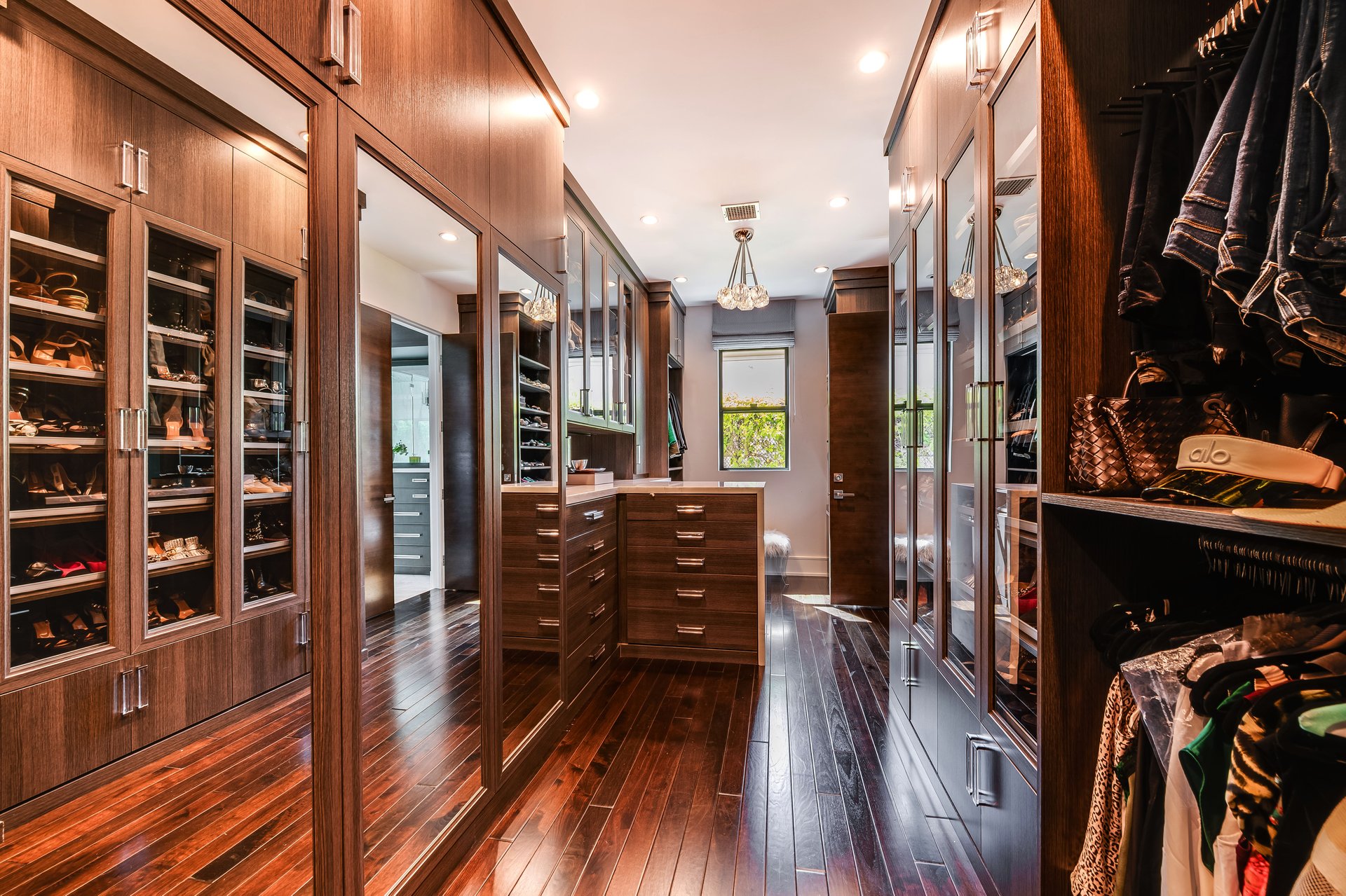 565 Evelyn Pl