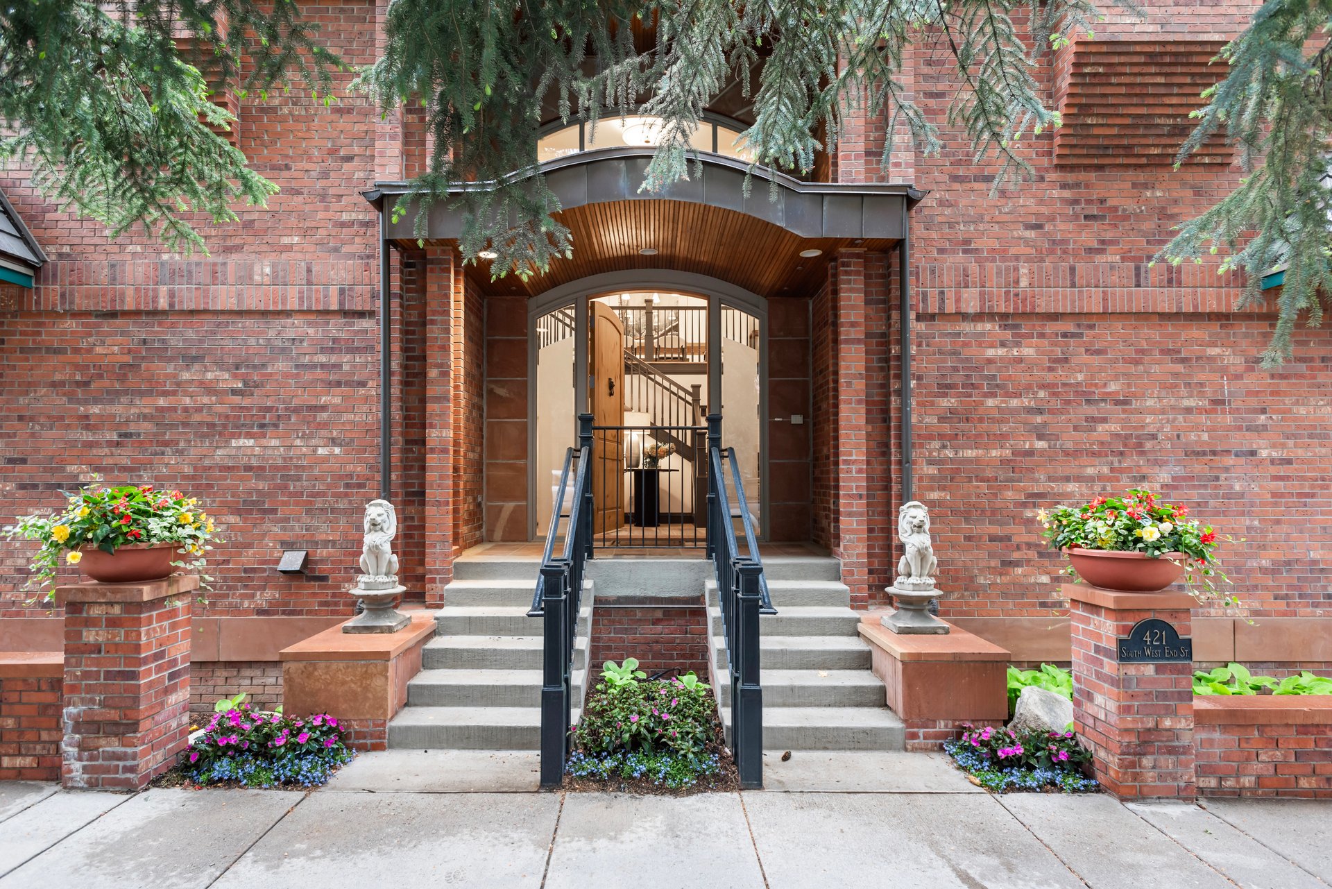 Beautiful Mountain Contemporary Townhome in Aspen Central Core