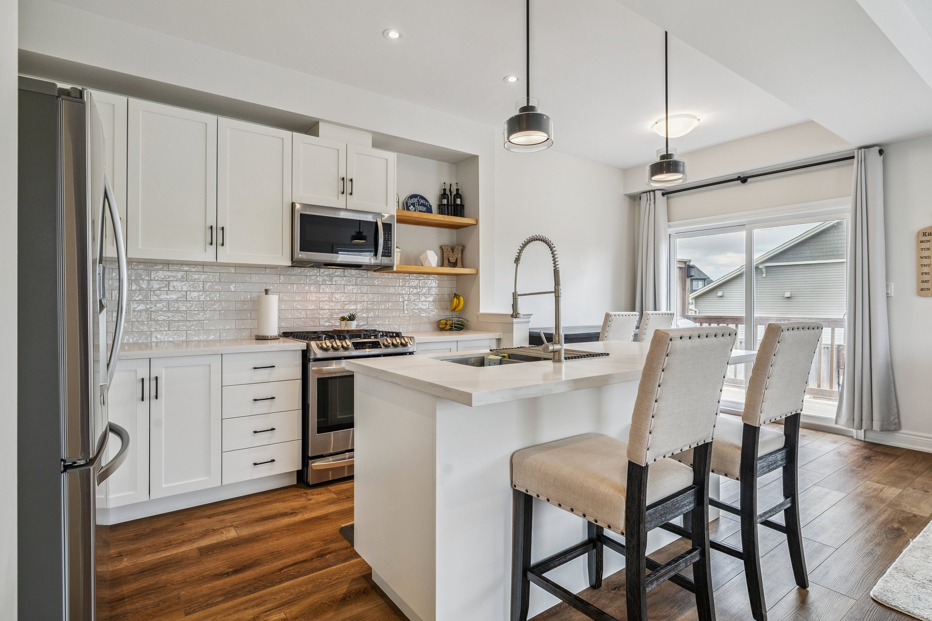 Beautifully updated END-UNIT townhome