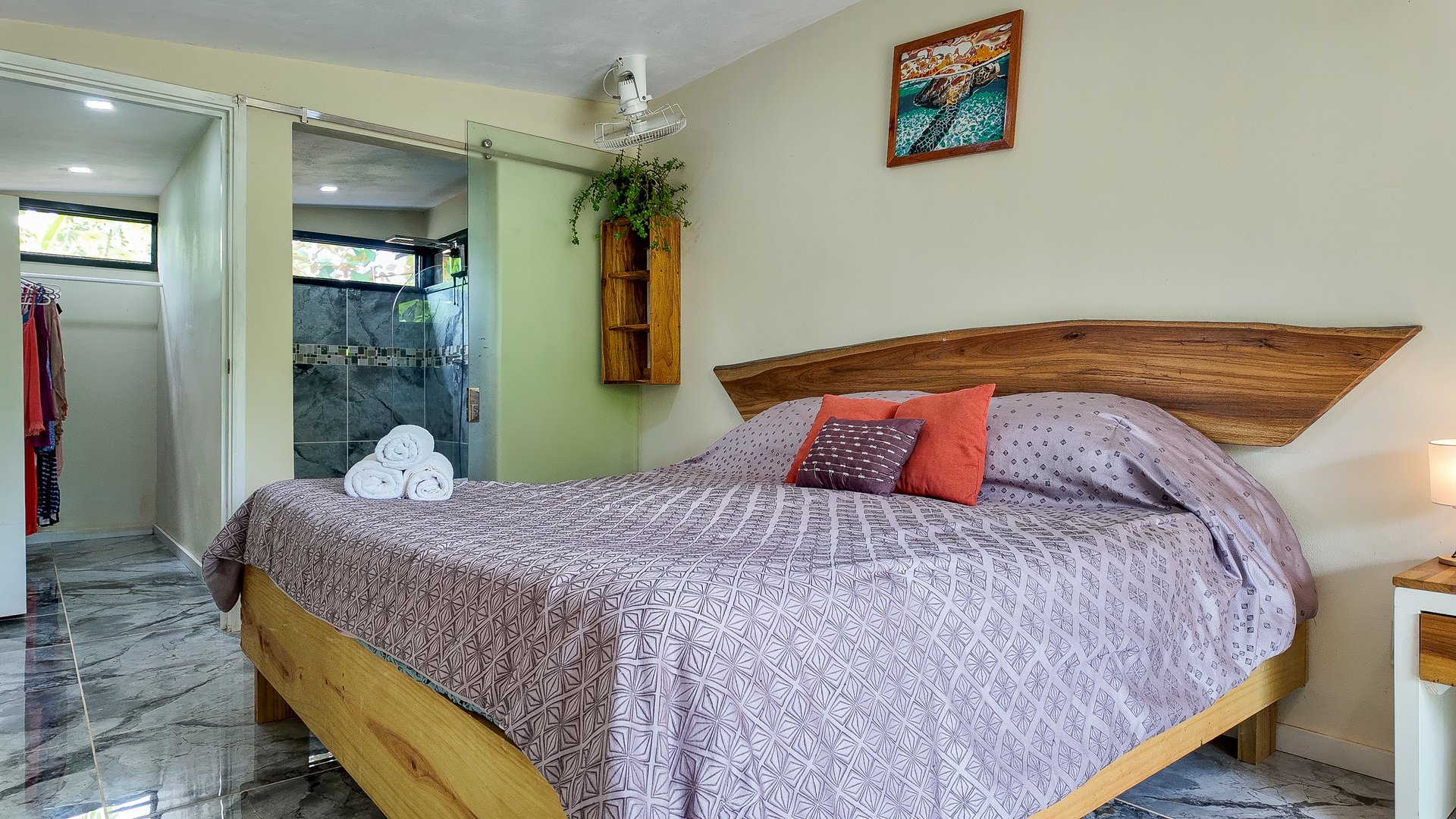 Contemporary 3-bed home surrounded by Uvita’s services and amenities but just a short stroll to tropical beaches