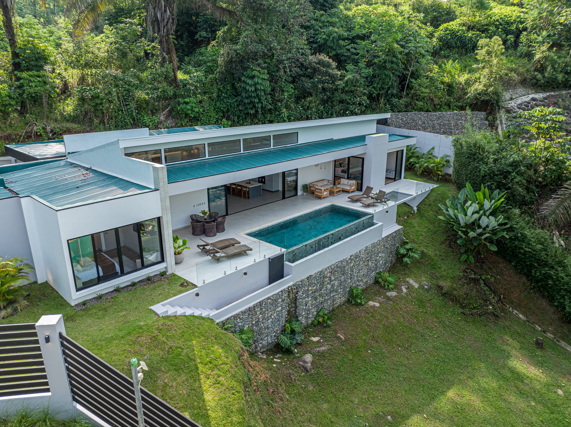 Luxury, Comfort & Investment Potential – Ocean-View Home in Uvita