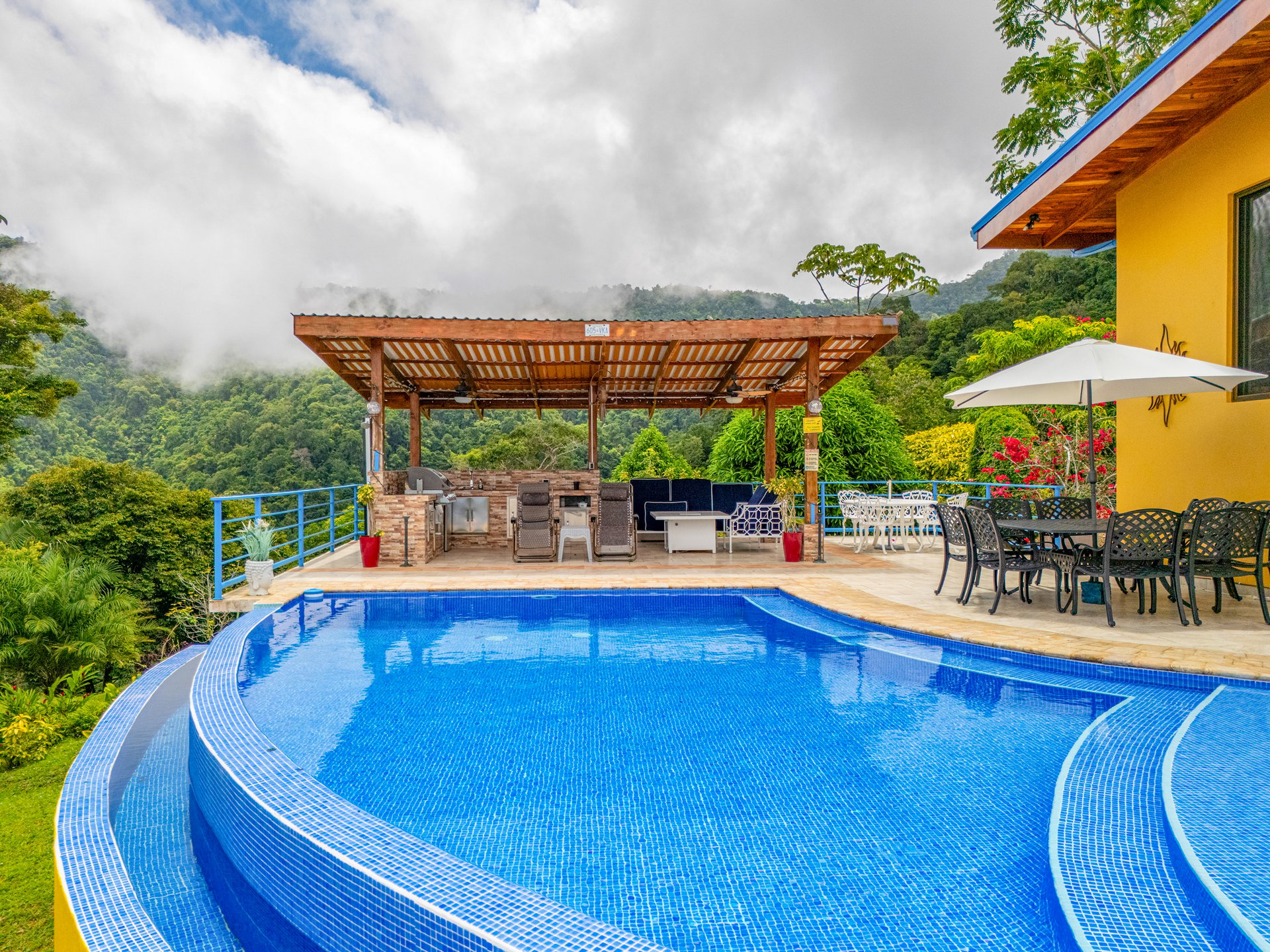 Luxury 4-Bed Villa with Ocean Views & Infinity Pool in Ojochal