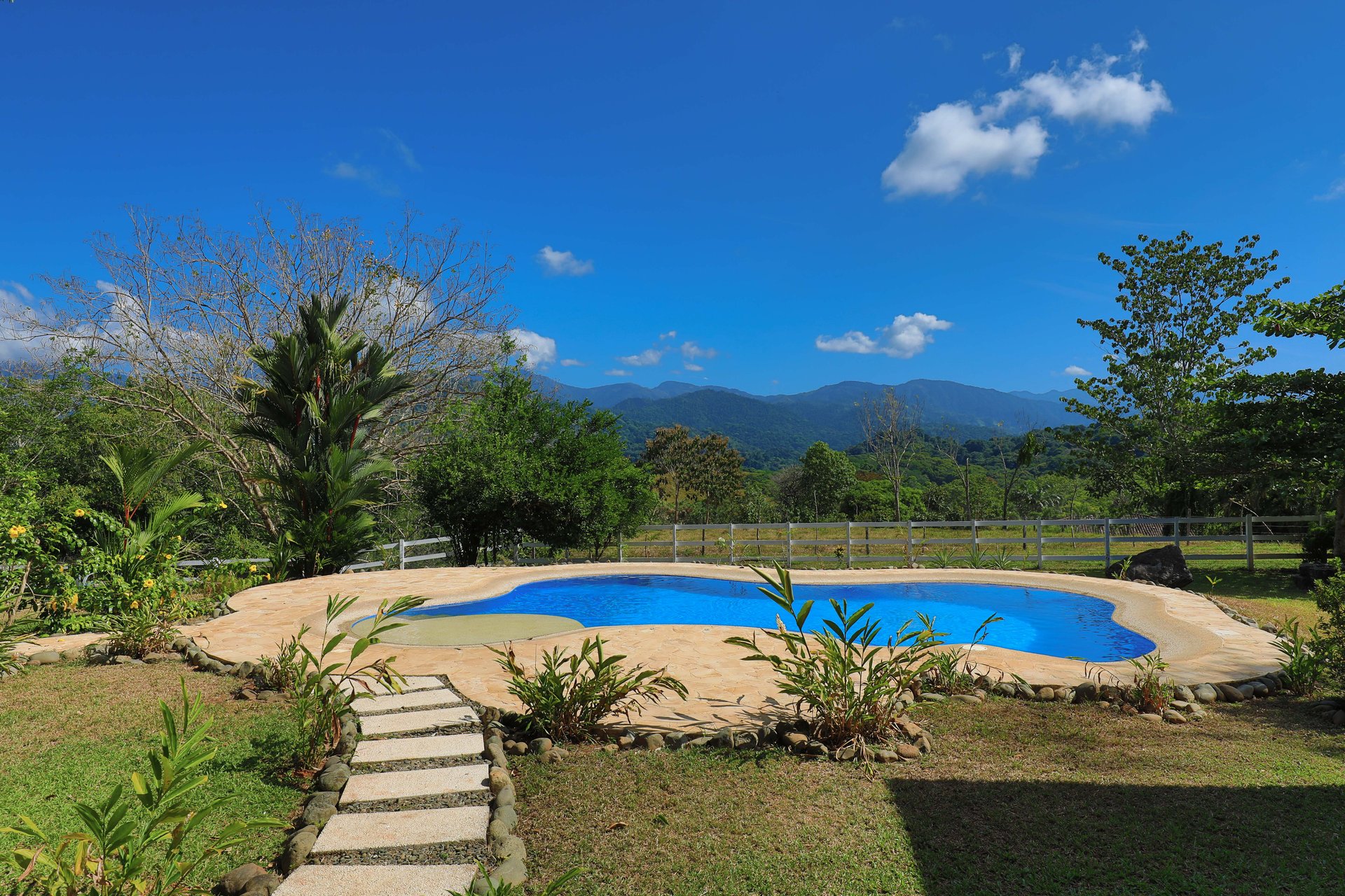 Hacienda-Style Retreat For Sale in Naranjito