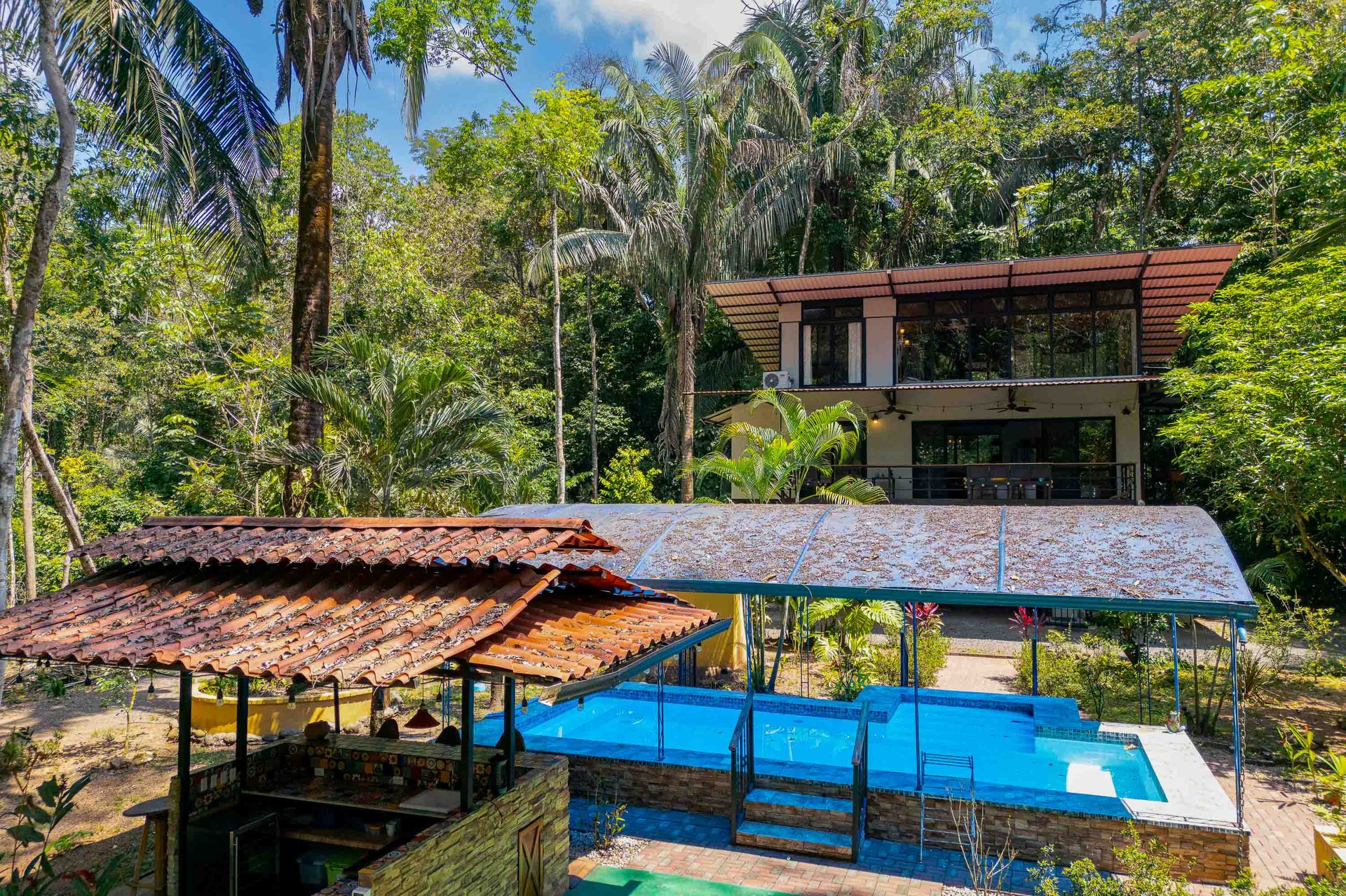 Tropical 3-bedroom home in gated community Manuel Antonio, Perfect rental!