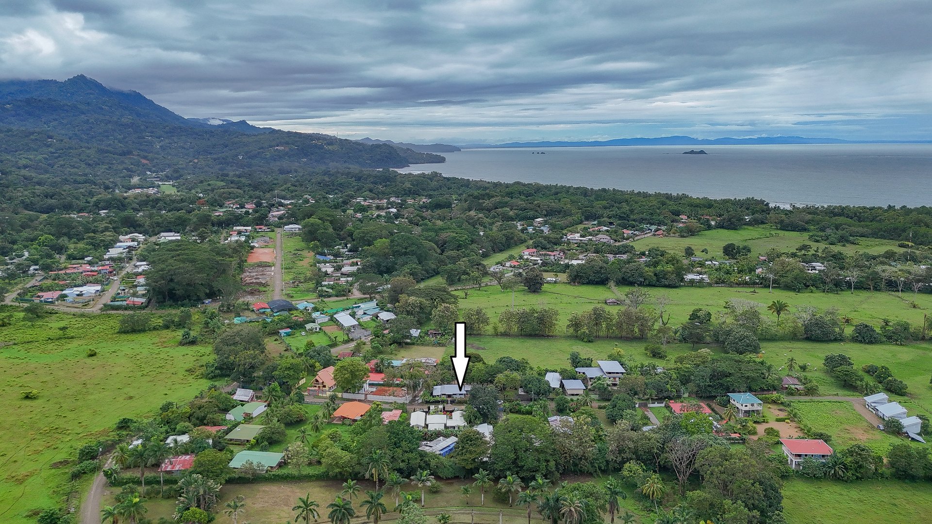 Contemporary 3-bed home surrounded by Uvita’s services and amenities but just a short stroll to tropical beaches