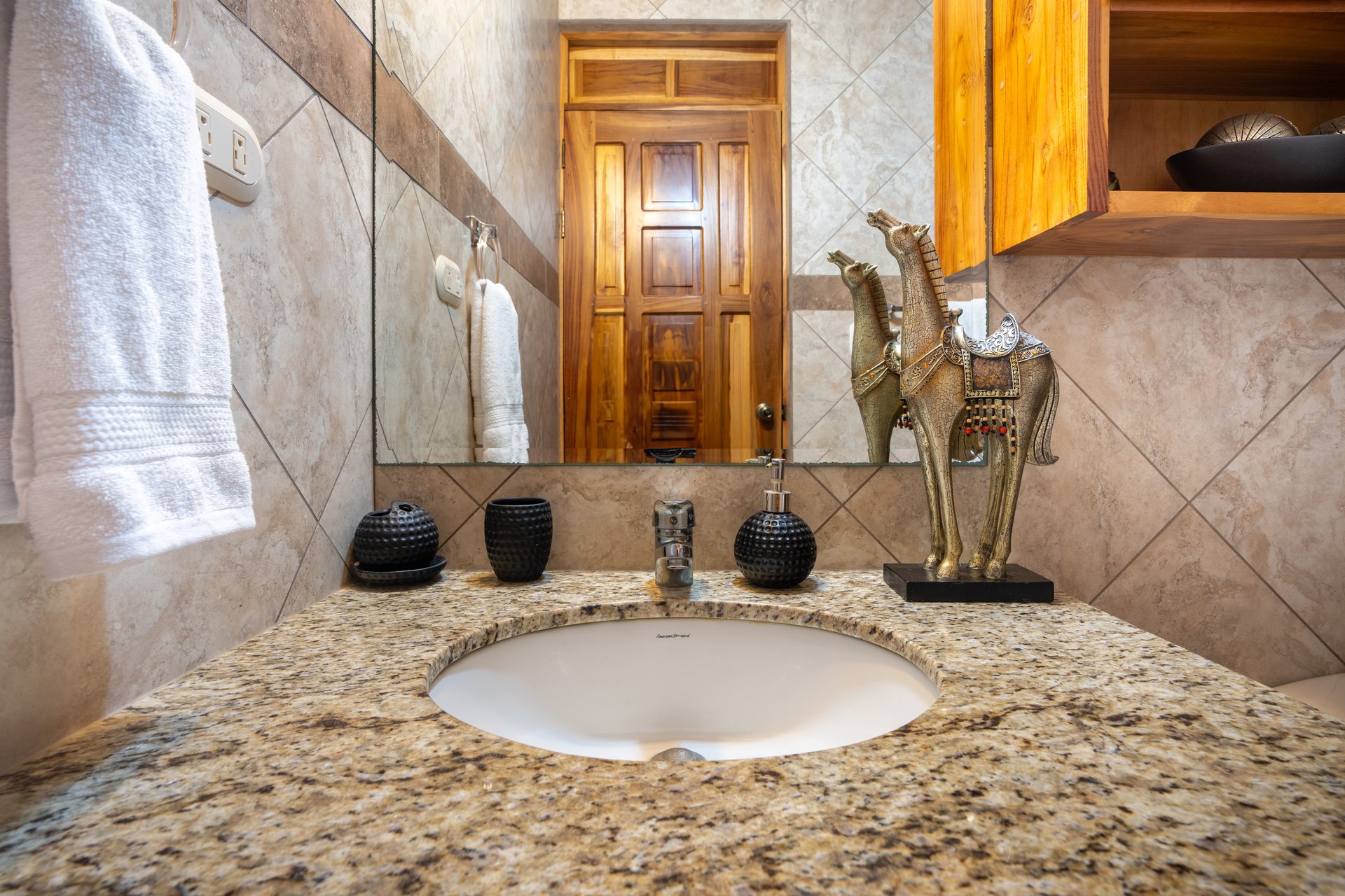 OSA Golf -  2 bed 2 bath Penthouse Condo! With Golf Membership