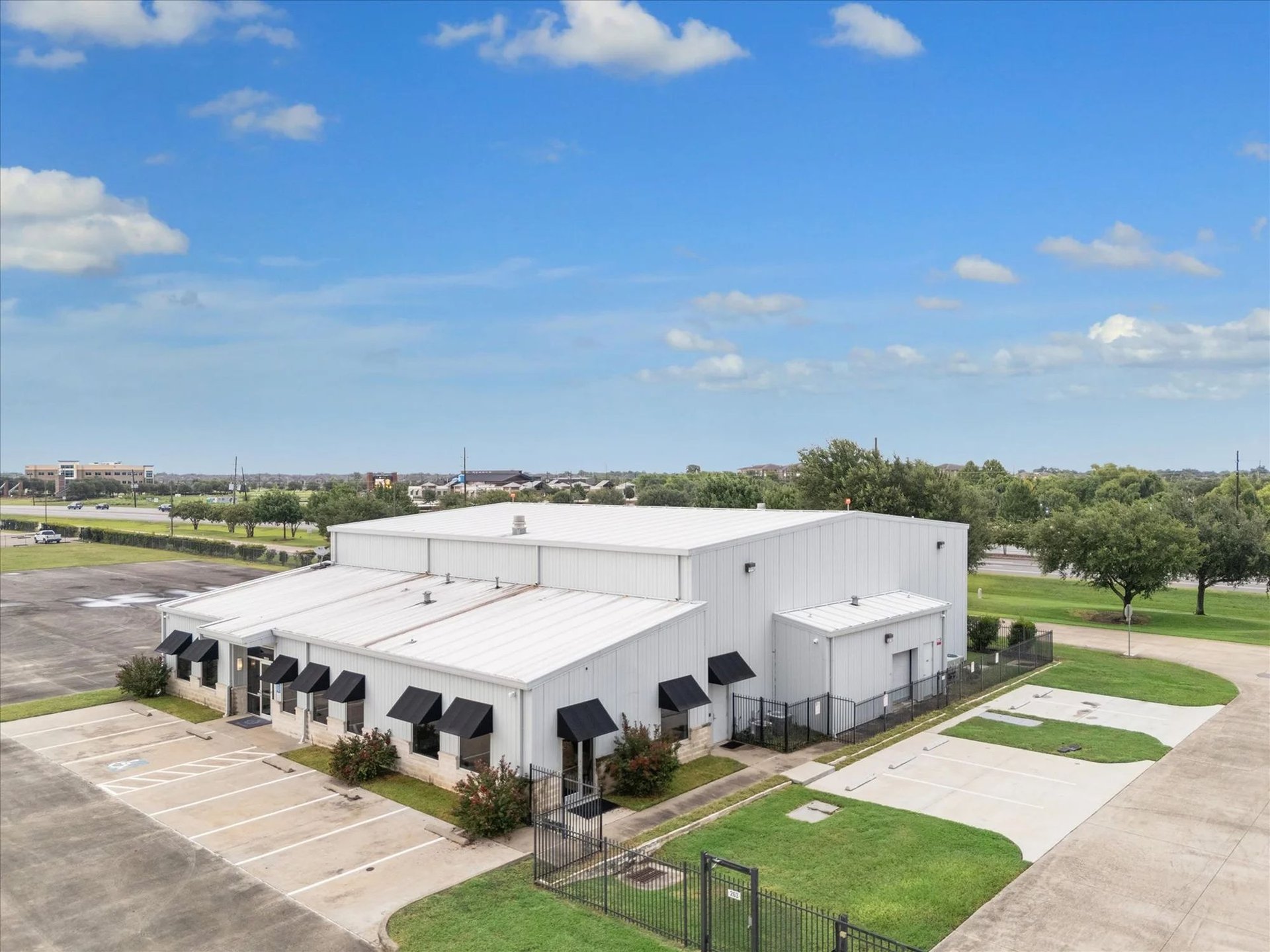 Hangar + Office - Sugar Land Regional Airport (KSGR)