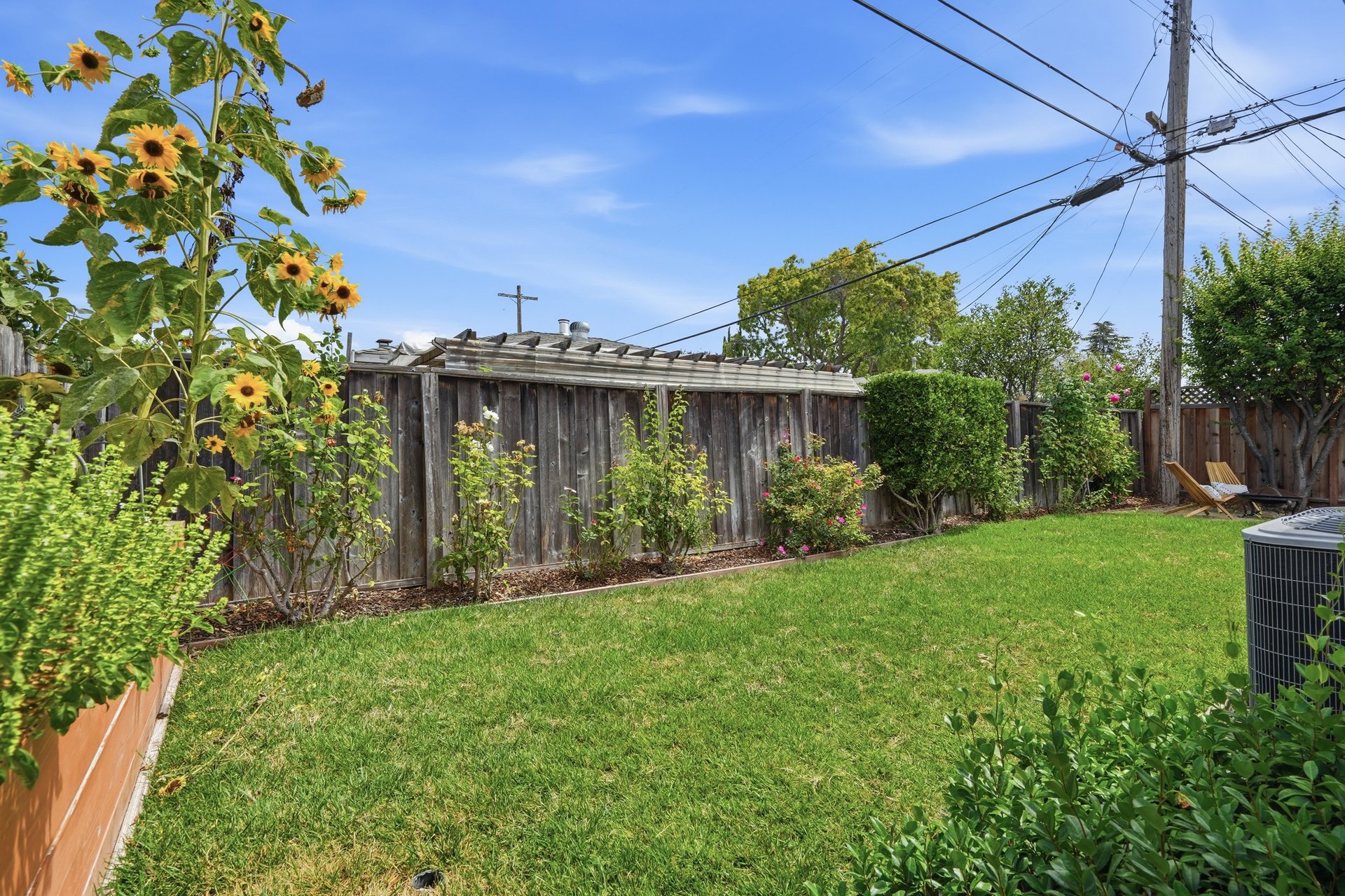 2133 Santa Cruz AVE