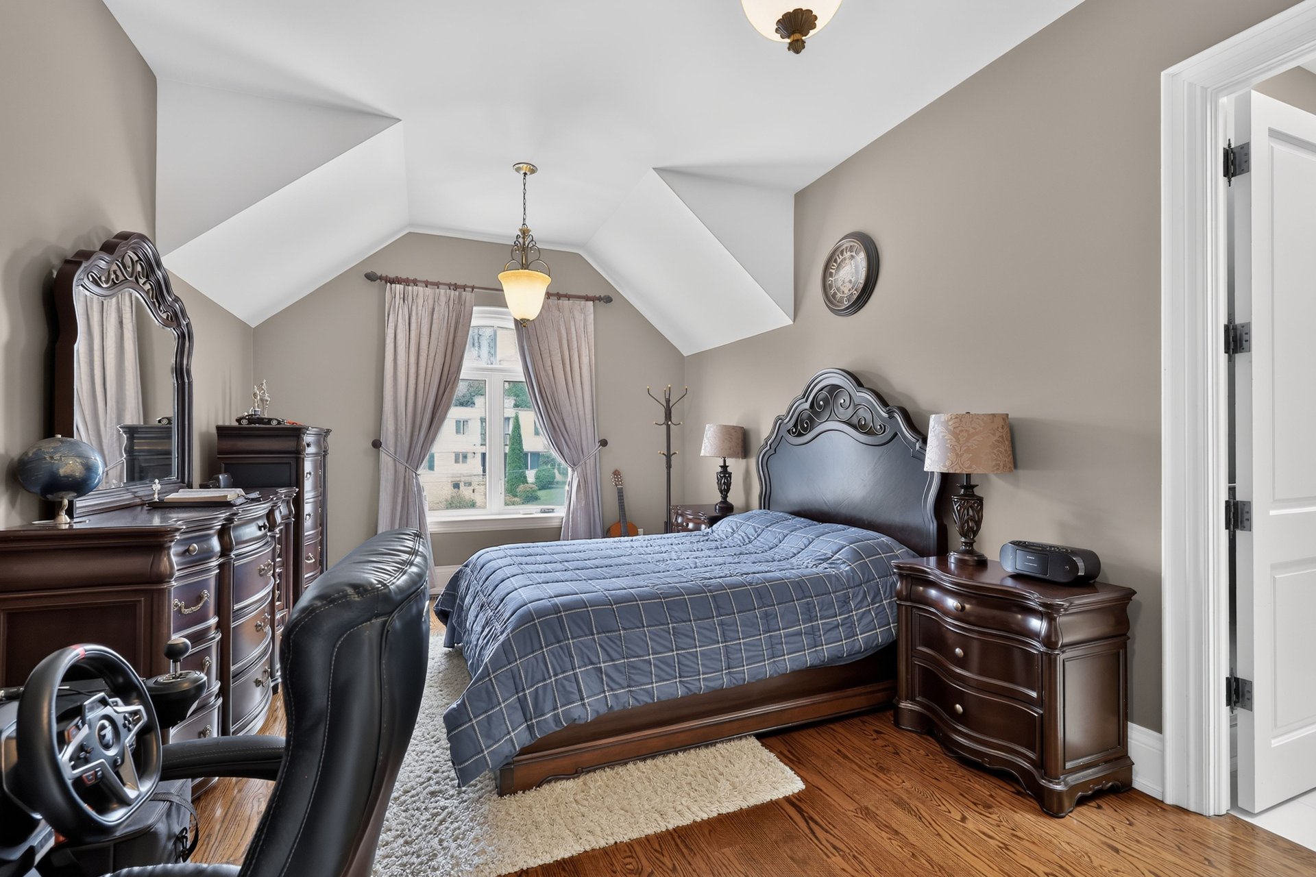 2513 Sharon Cres