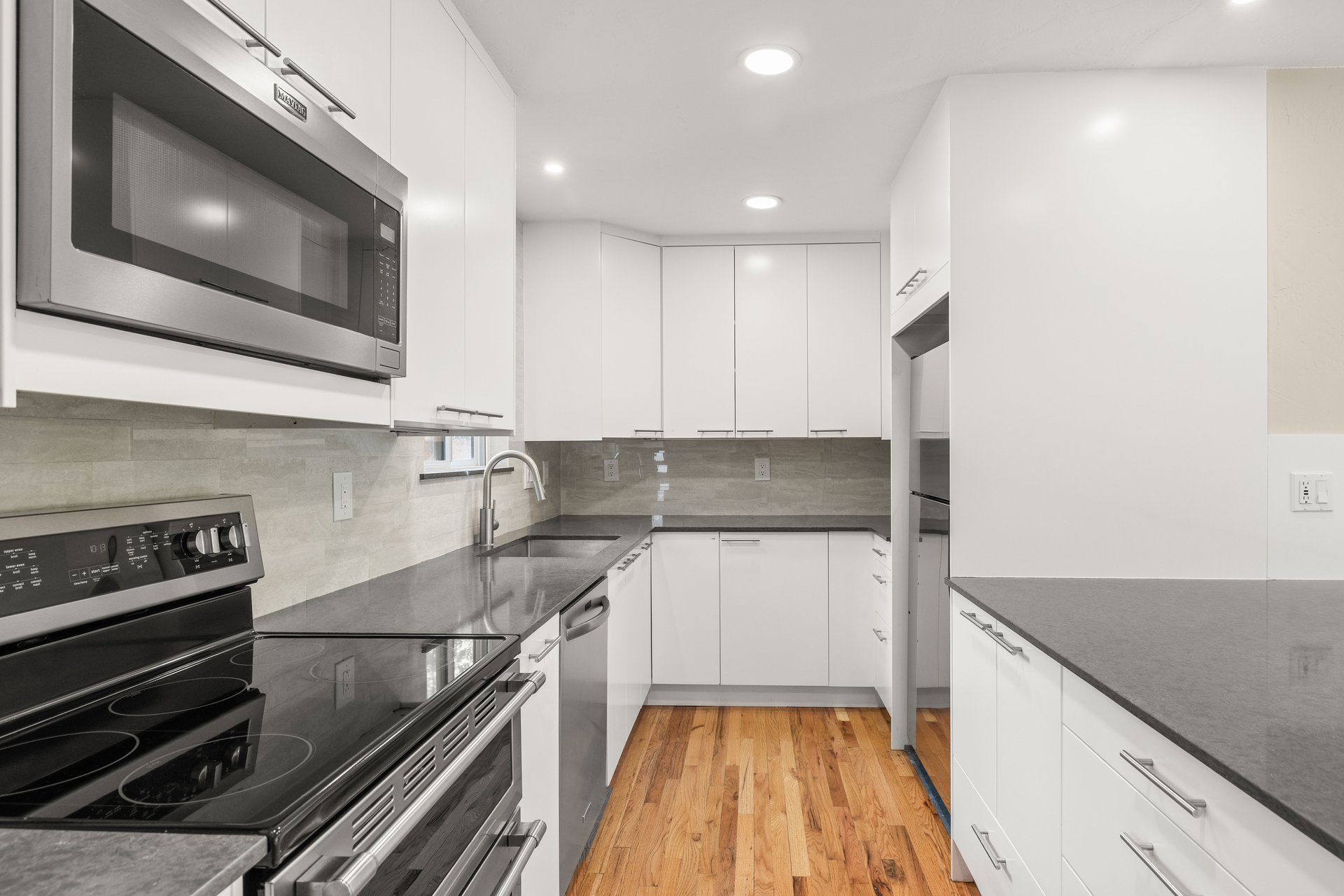 Spacious Mid-Valley Residence Near Crown Mountain Park