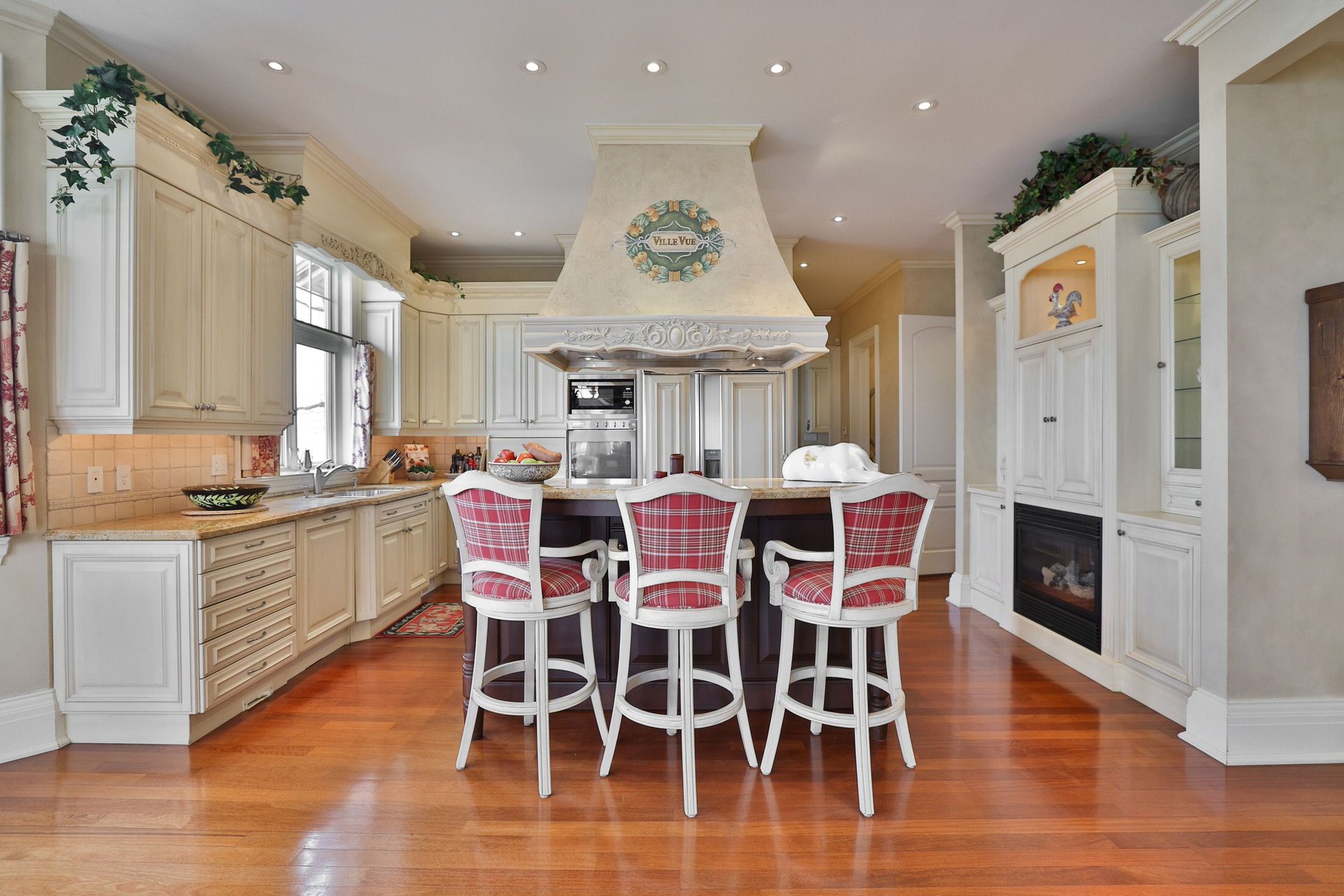 872 Whittier Cres
