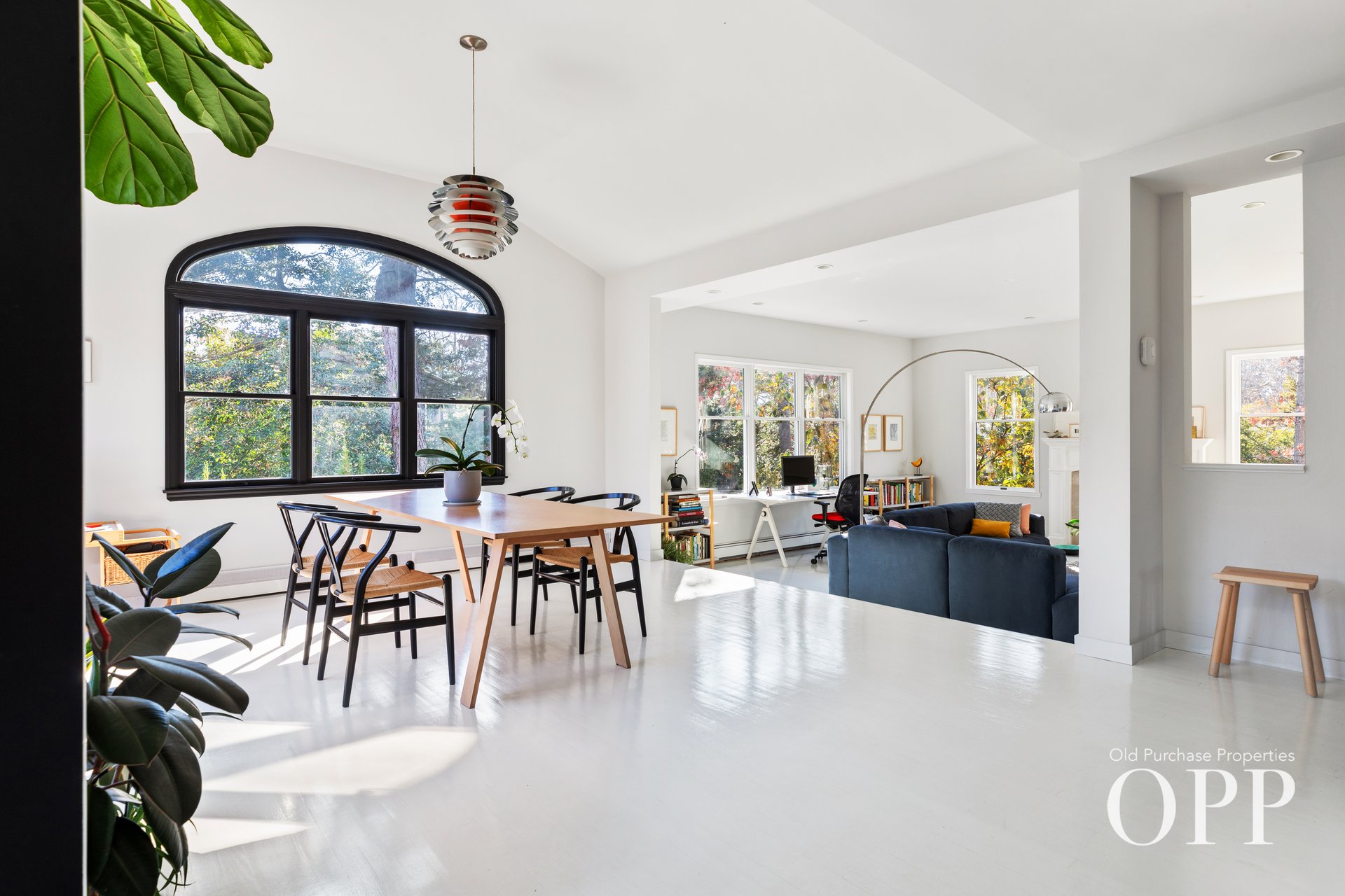 A SUNLIT RETREAT IN PICTURESQUE LOCATION