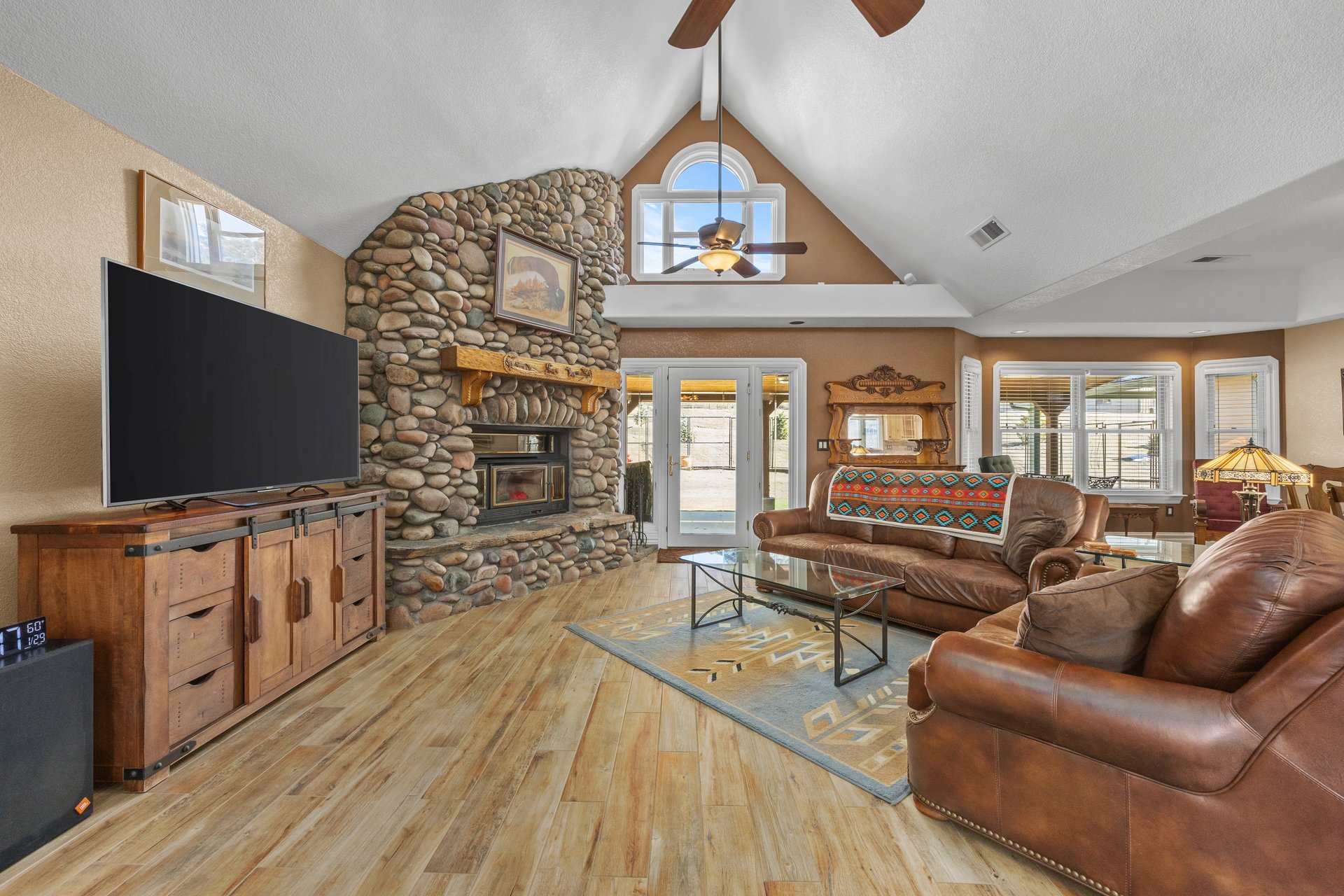 Equestrian Estate in Bear Valley Springs: 25820 Skyline Drive