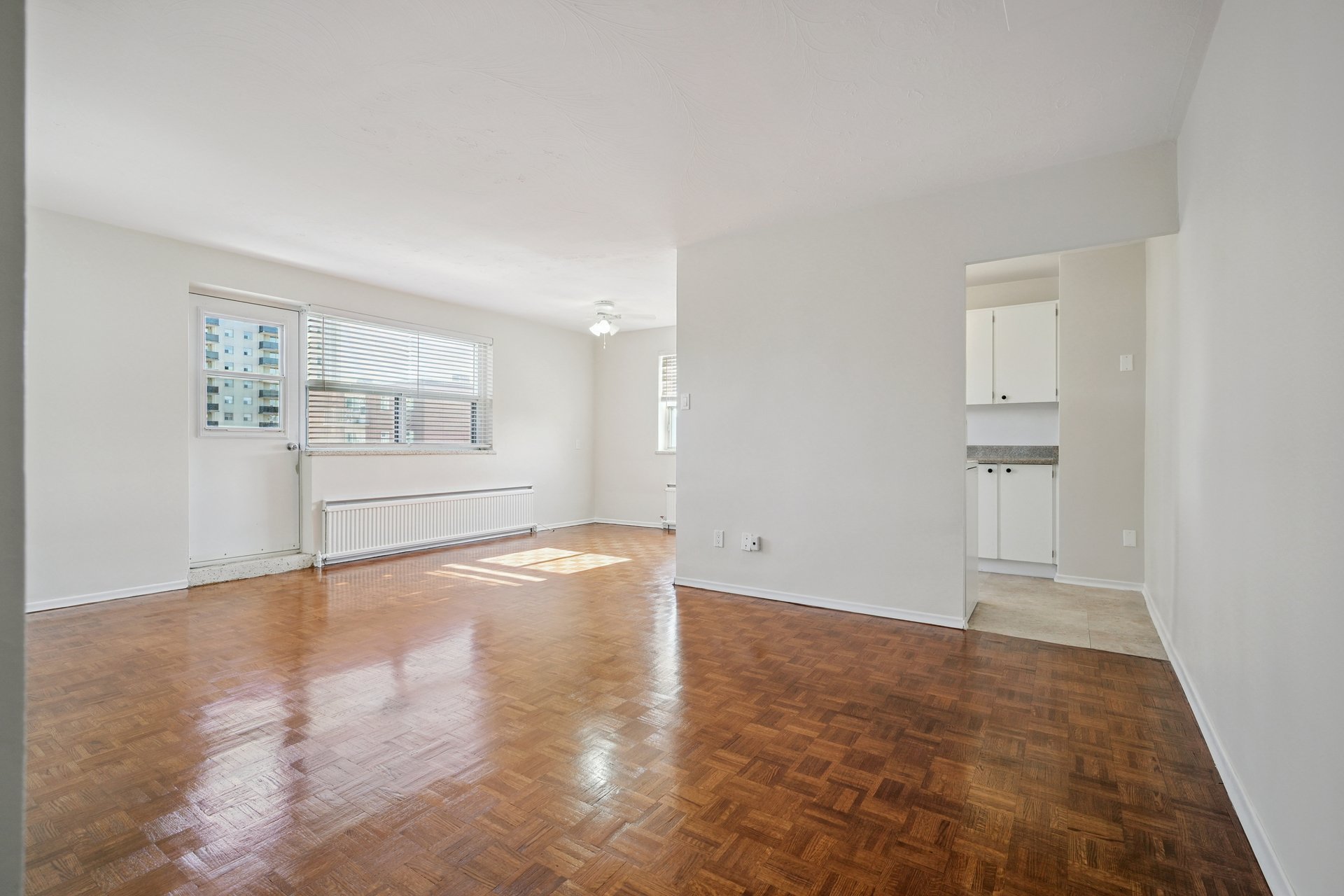 Bright 2 Bedroom Unit in Prime Port Credit Location
