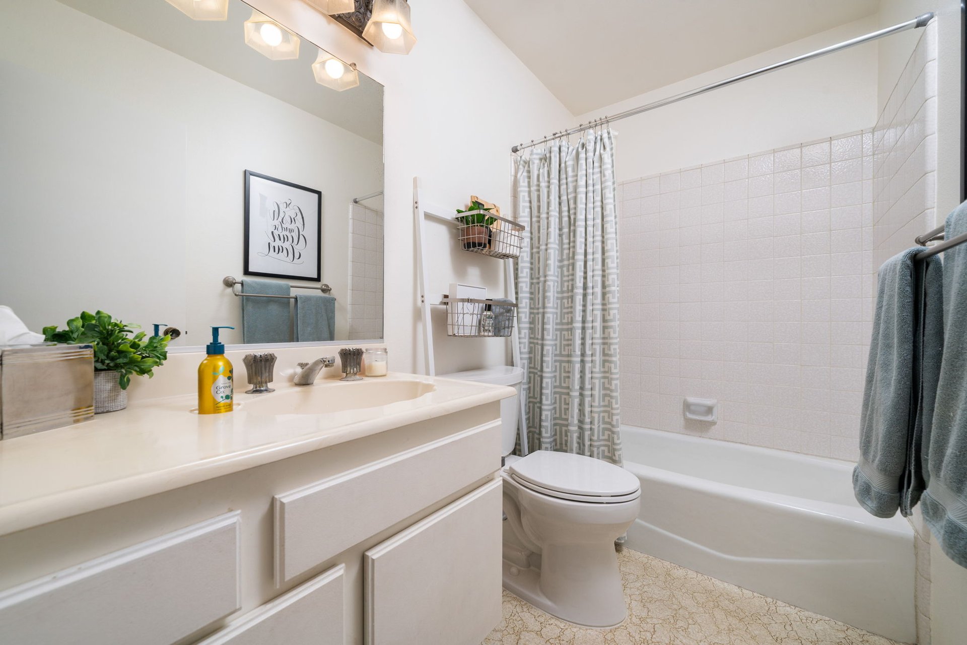 5022 N Burnaby
