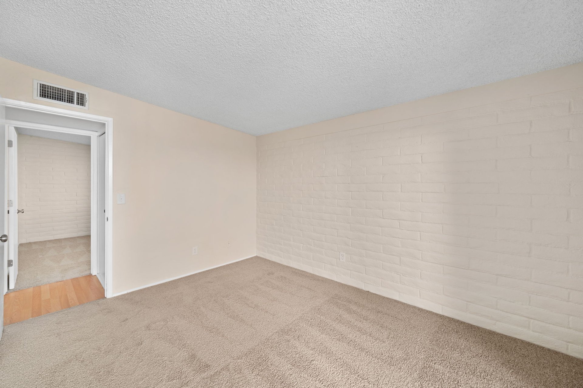 2540 S Marianne