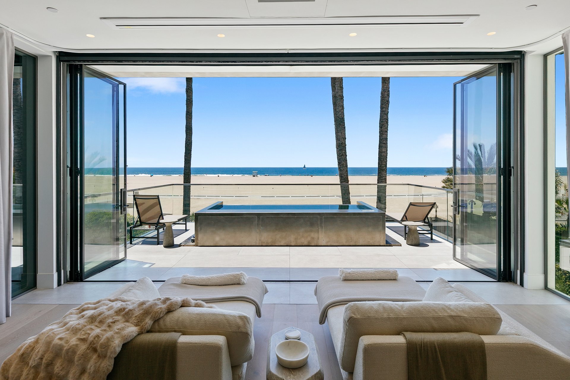 938 Palisades Beach Rd