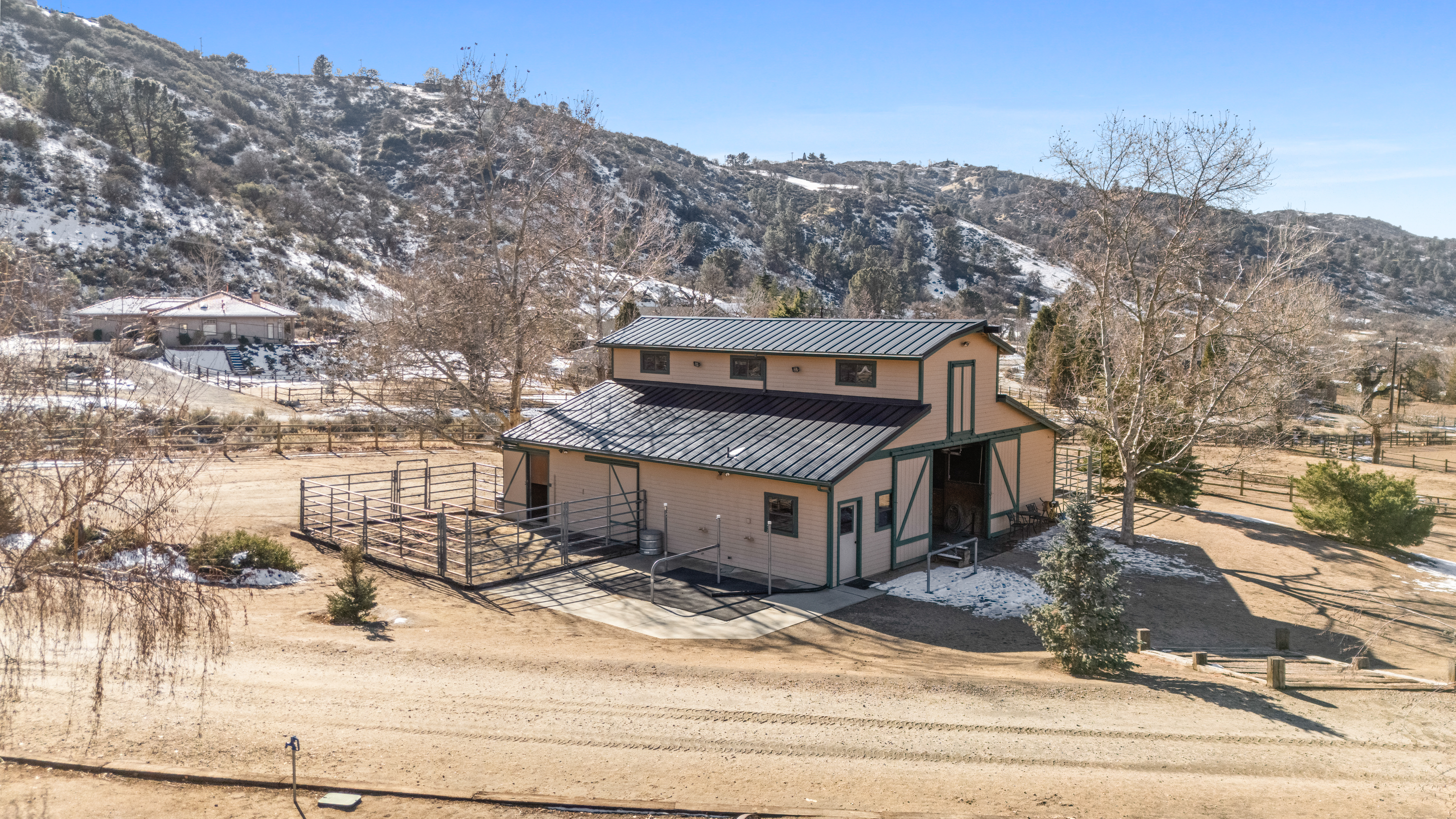Equestrian Estate in Bear Valley Springs: 25820 Skyline Drive