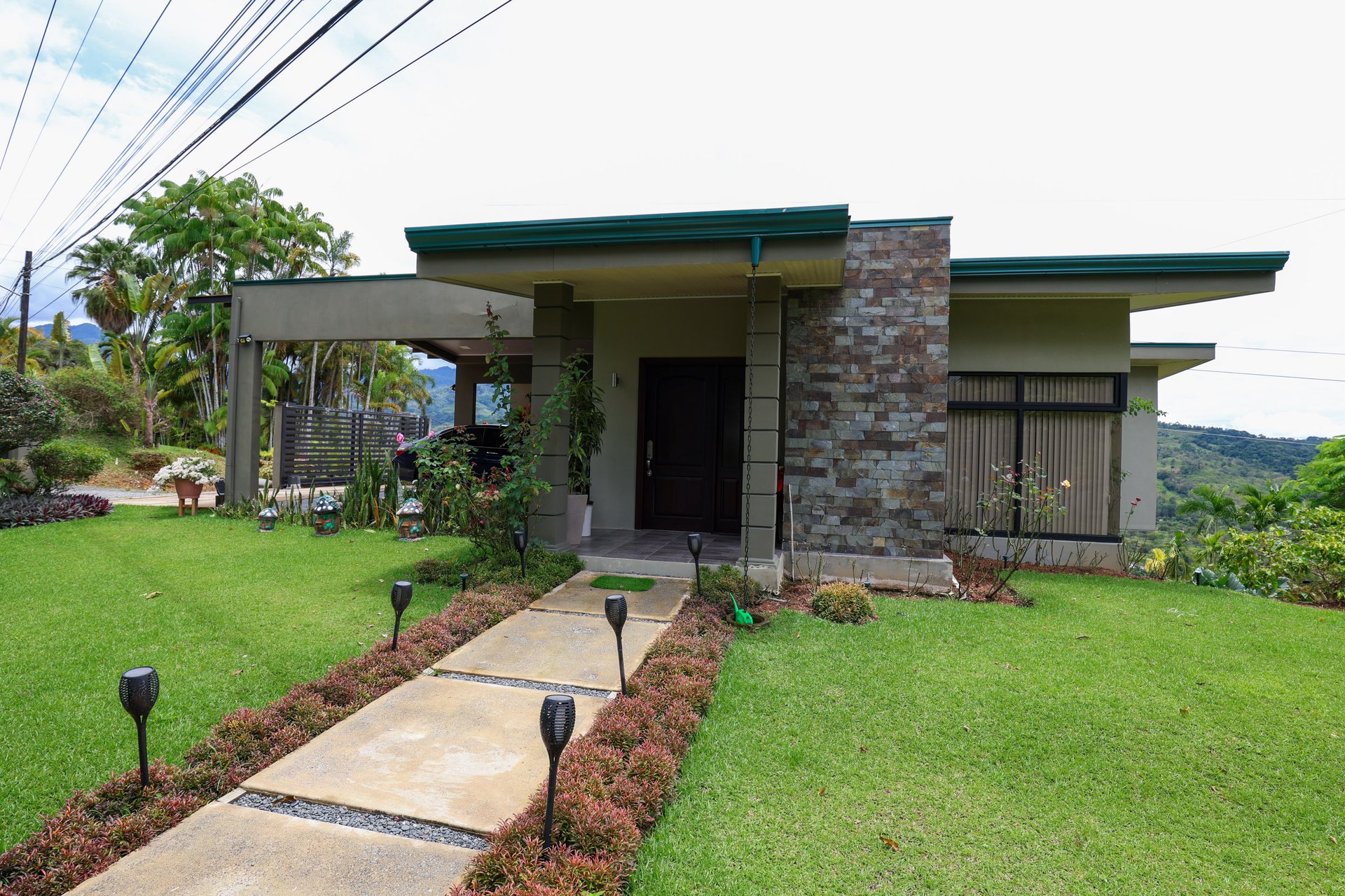 5-BEDROOM CHIRRIPO MOUNTAIN VIEW HOME WITH EASY ACCESS, PREMIUM FINISHES, FRUIT TREES AND LANSCAPED – 0.22 ACRES