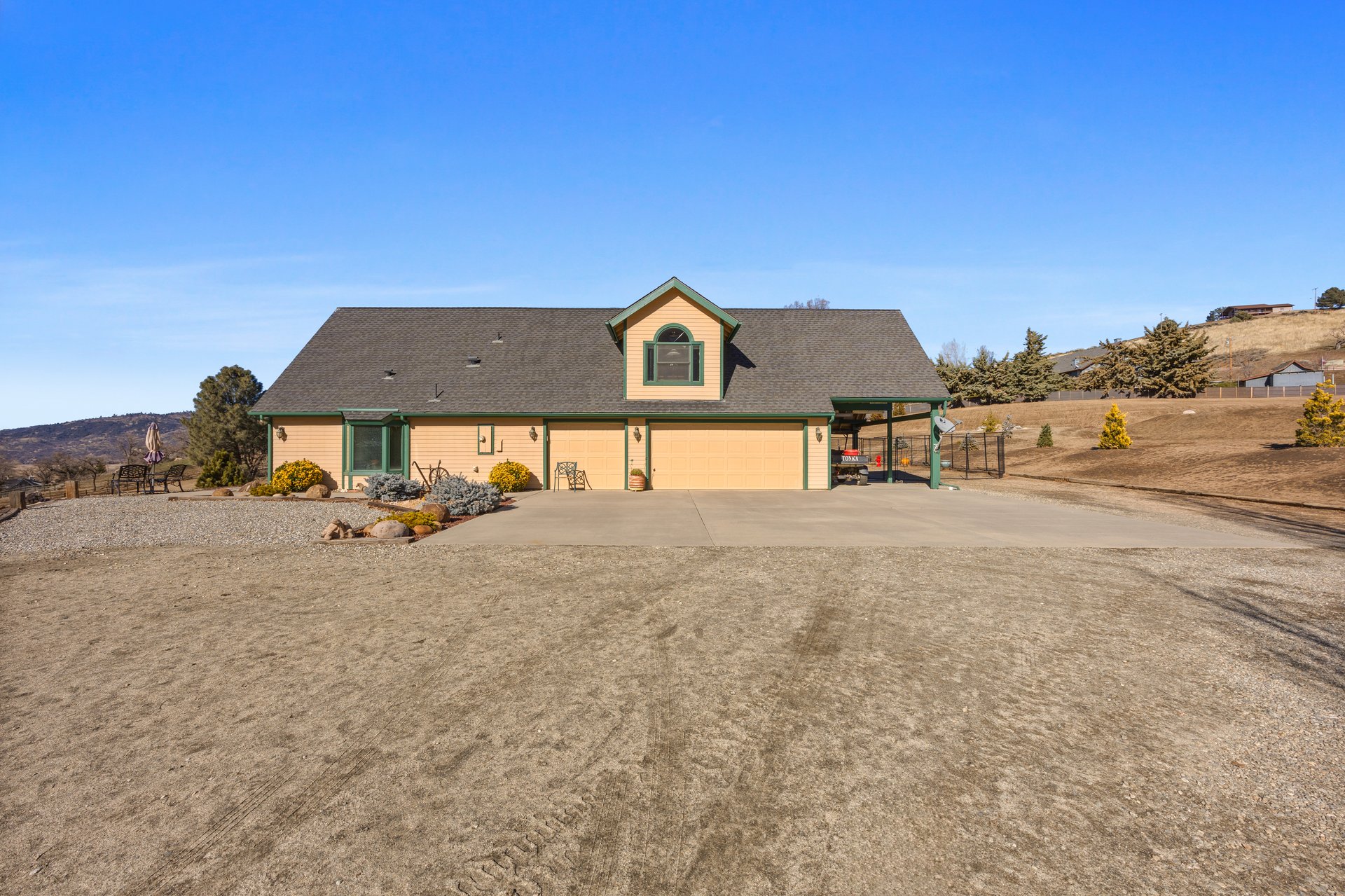 Equestrian Estate in Bear Valley Springs: 25820 Skyline Drive