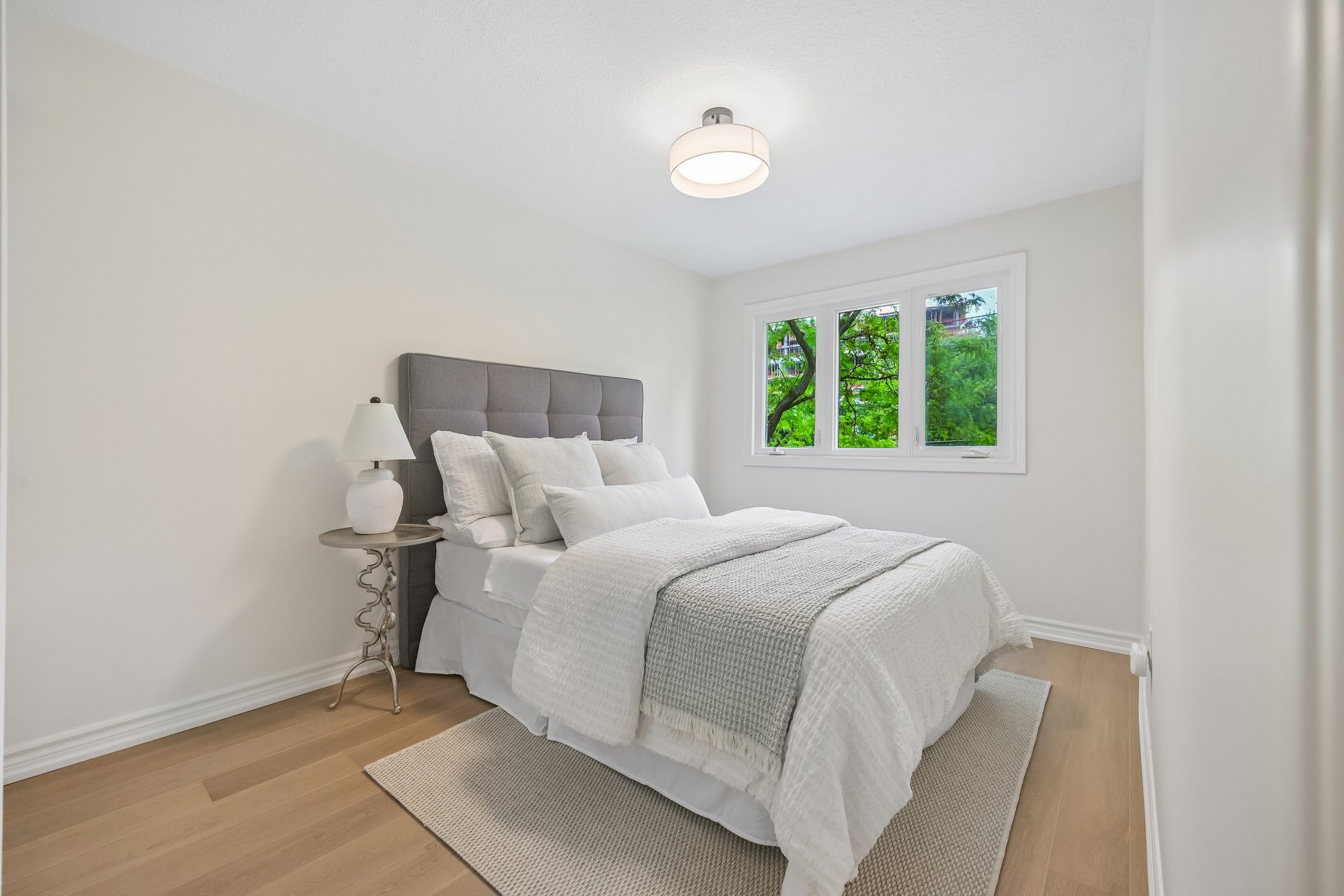 Lakeside living in the heart of Bronte!