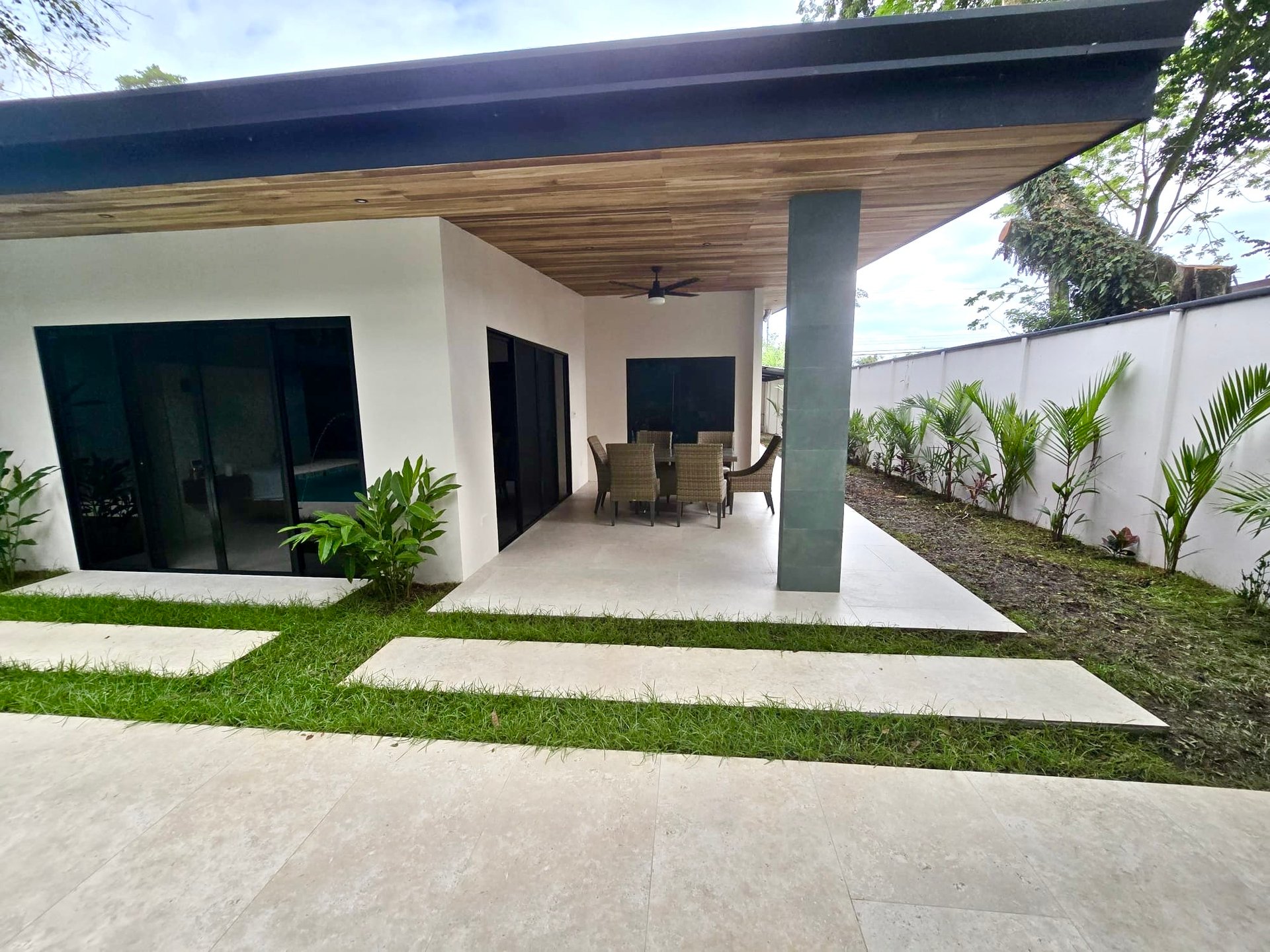 Tropical Modern Villa in Uvita – 3BR Retreat with Large Pool Near the Beach