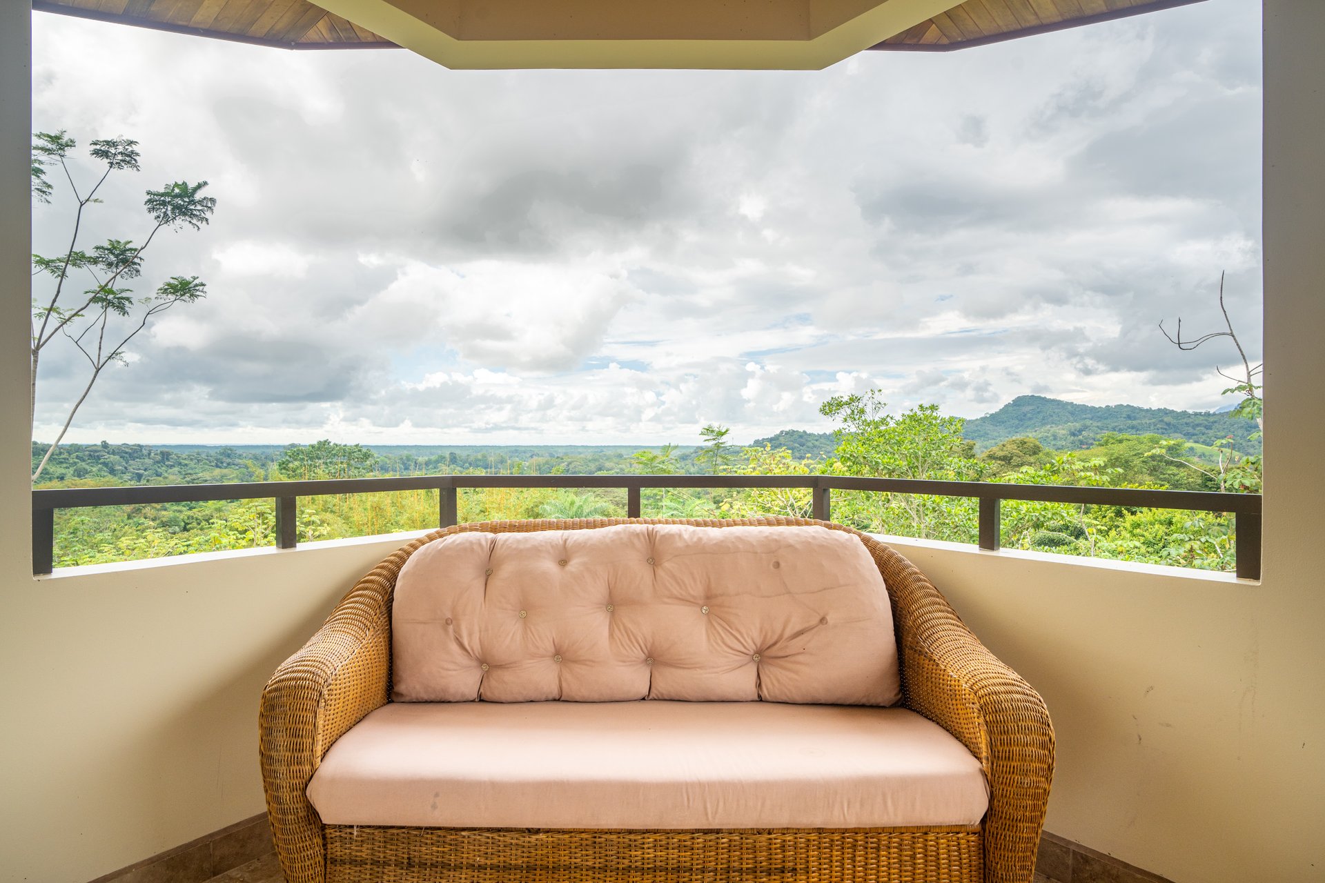 OSA Golf -  2 bed 2 bath Penthouse Condo! With Golf Membership