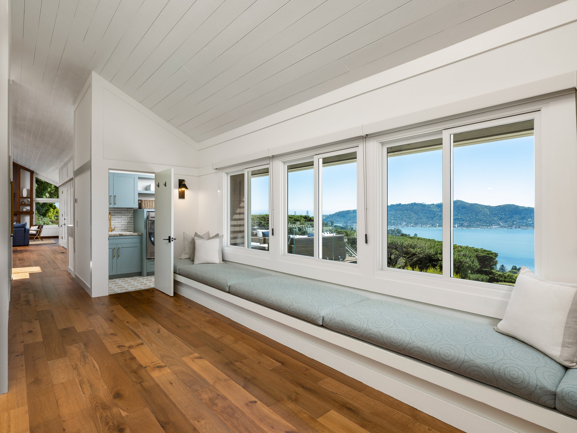 Stylish and Chic Mount Tiburon Retreat 