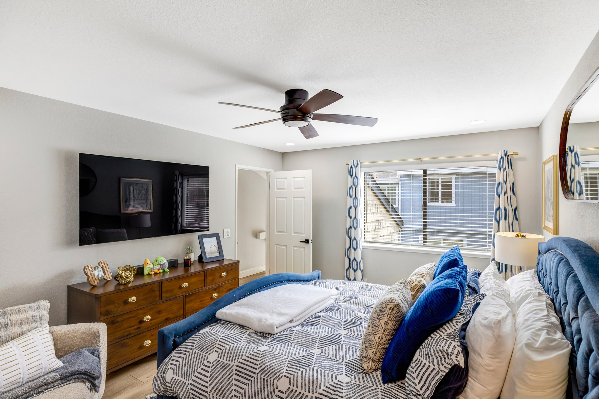 Charming Updated Townhouse Near the Ocean