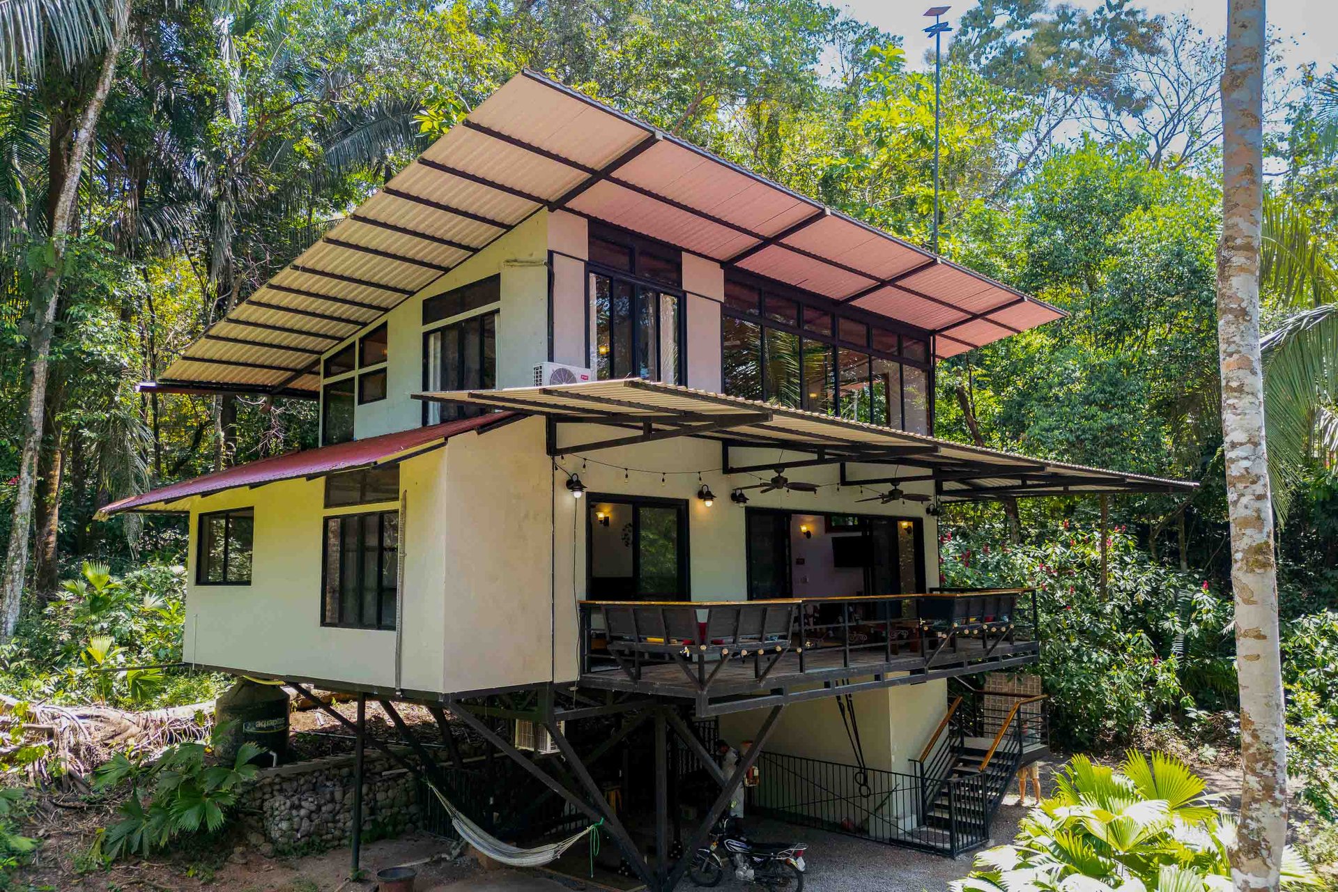 Tropical 3-bedroom home in gated community Manuel Antonio, Perfect rental!