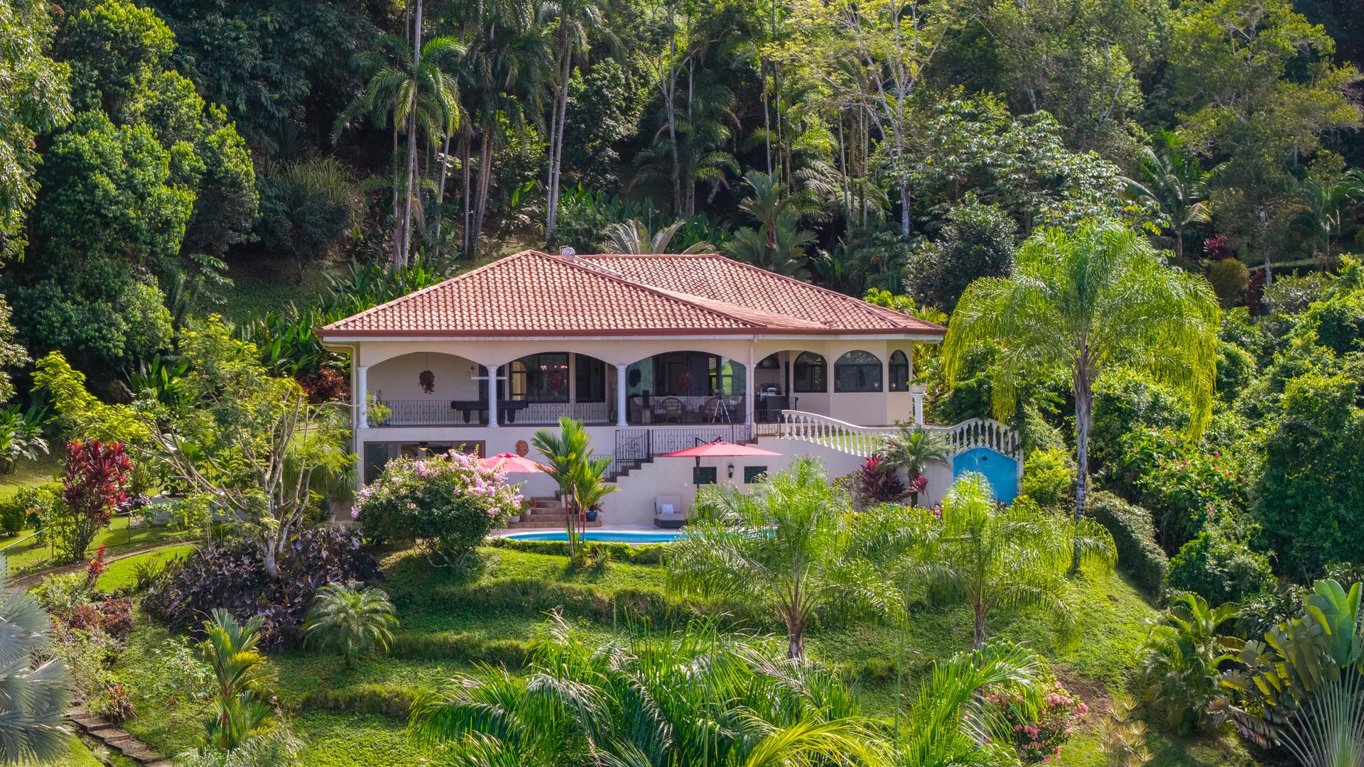 CASA ORQUIDEA – LUXURY HOME WITH OCEAN VIEWS IN GATED COMMUNITY