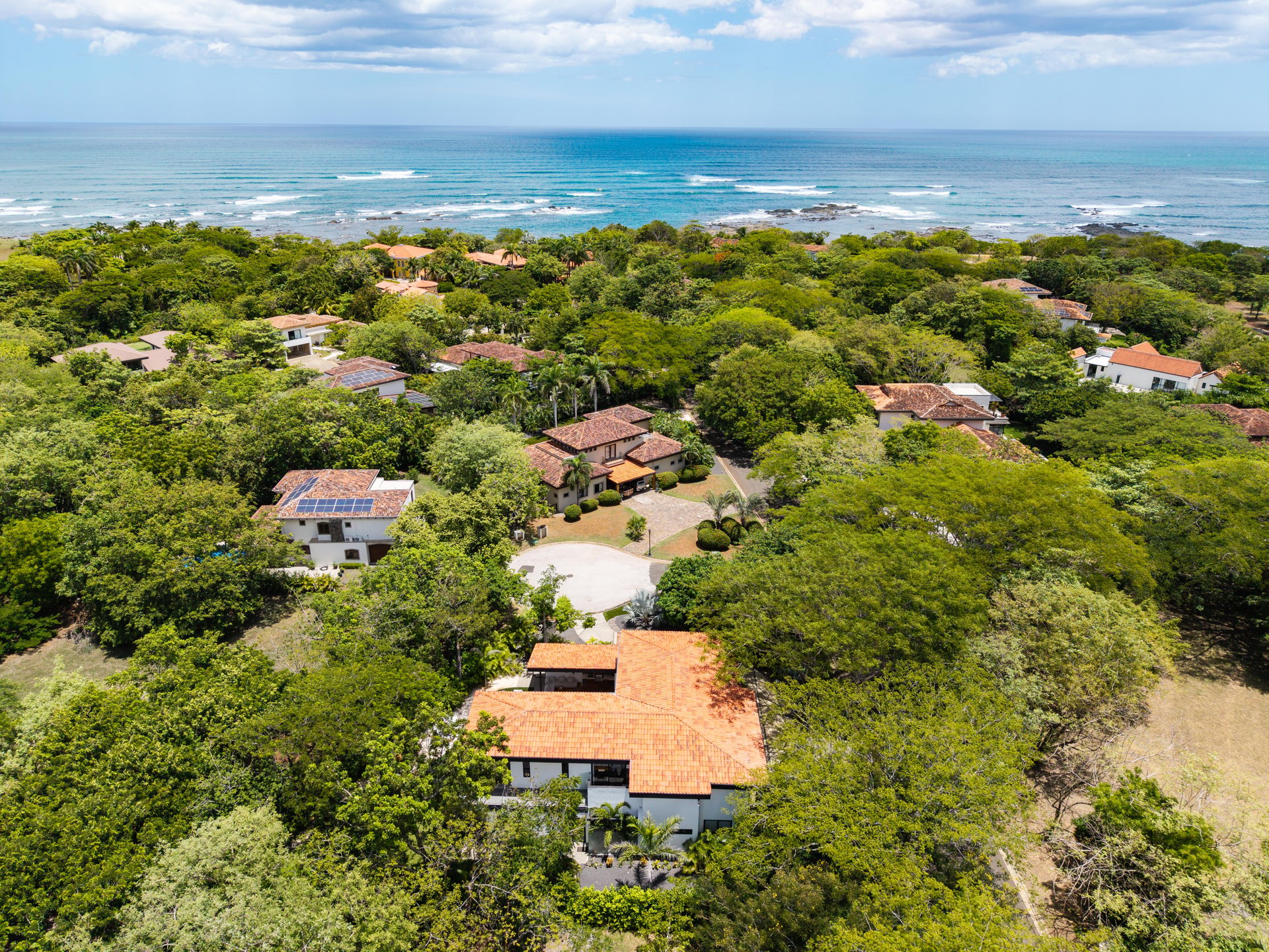 Casa La Ola Perfecta | Luxury 5-Bedroom Home with Pool Near the Beach in Hacienda Pinilla