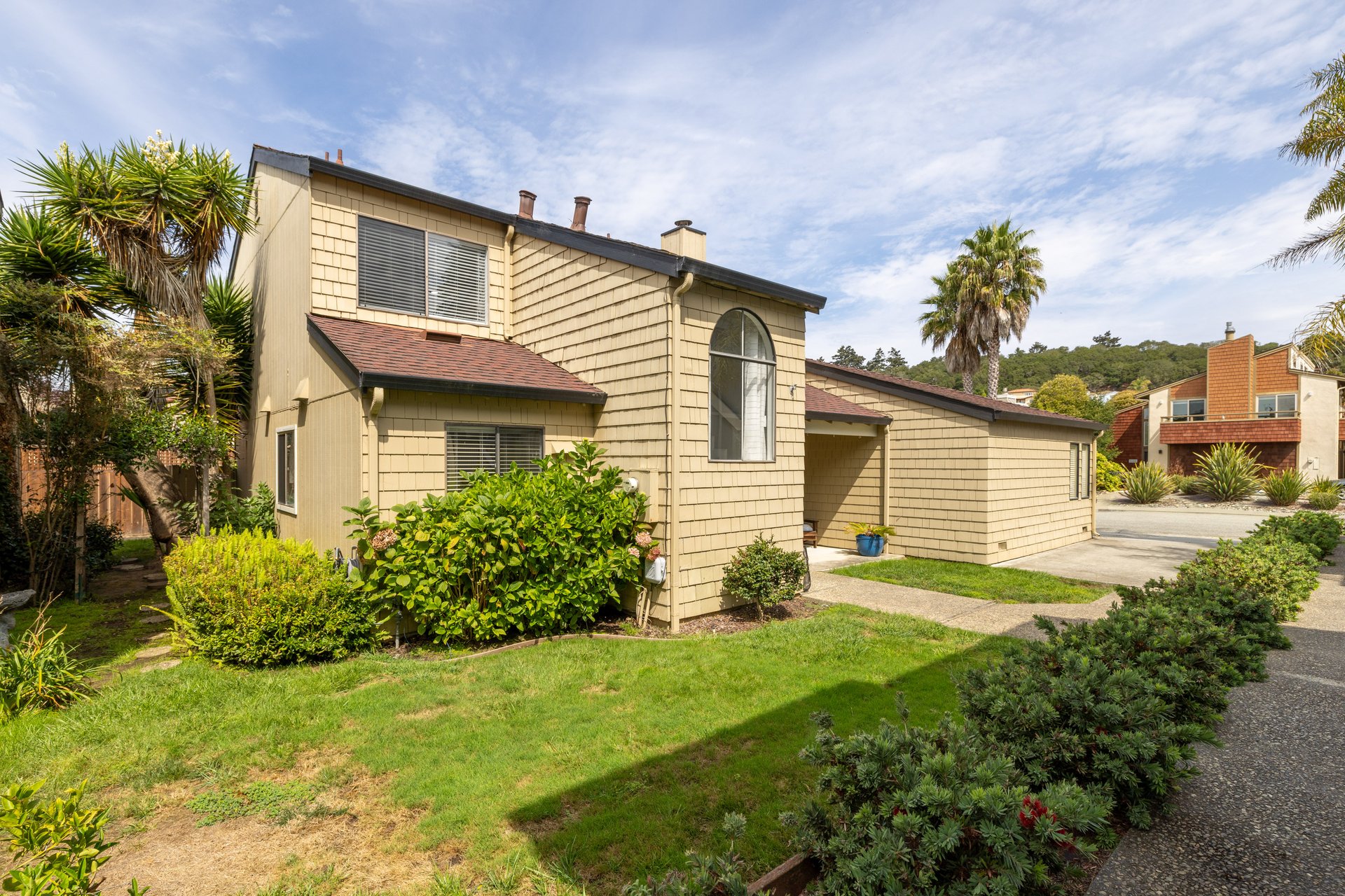 Charming Updated Townhouse Near the Ocean
