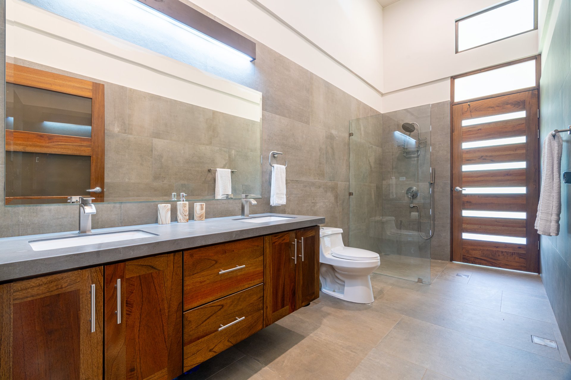 Stunning 4-Bedroom Home with Mountain Views – Perfect Blend of Seclusion and Convenience.