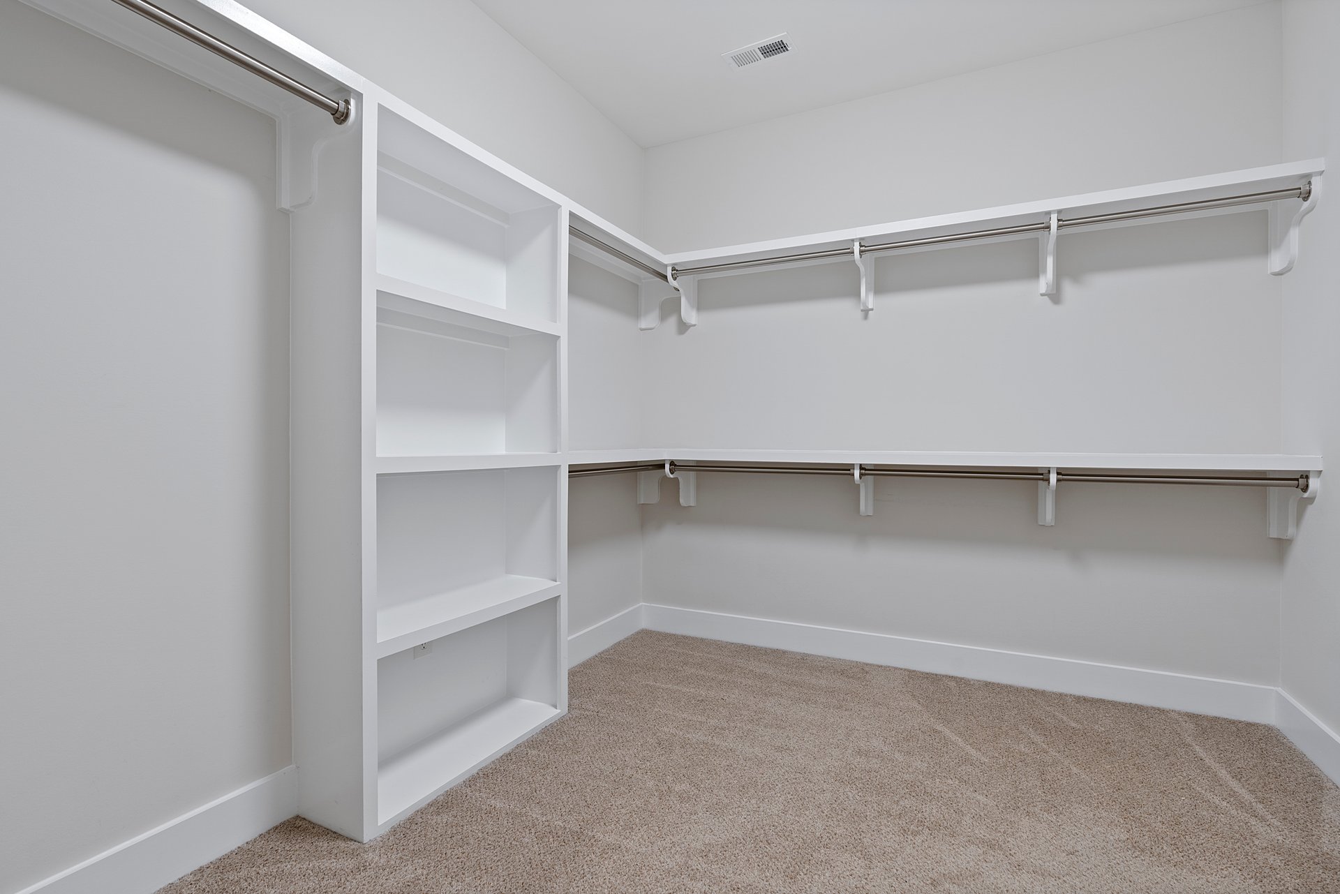 SPACE SPACE SPACE with a Luxury feel! Office AND Bonus Room!Office AND Bonus Room!