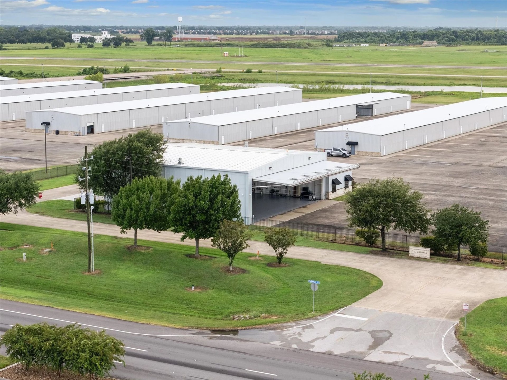 Hangar + Office - Sugar Land Regional Airport (KSGR)