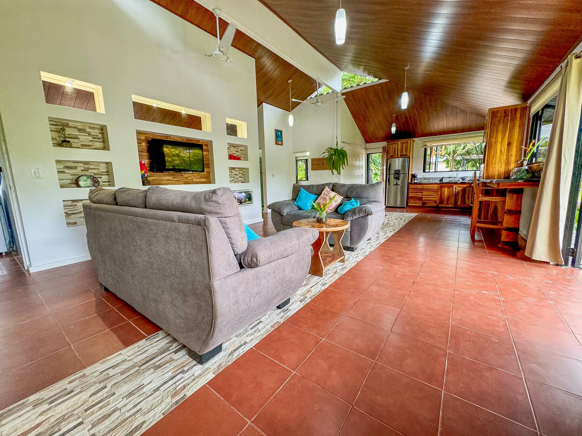 Contemporary 3-bed home surrounded by Uvita’s services and amenities but just a short stroll to tropical beaches
