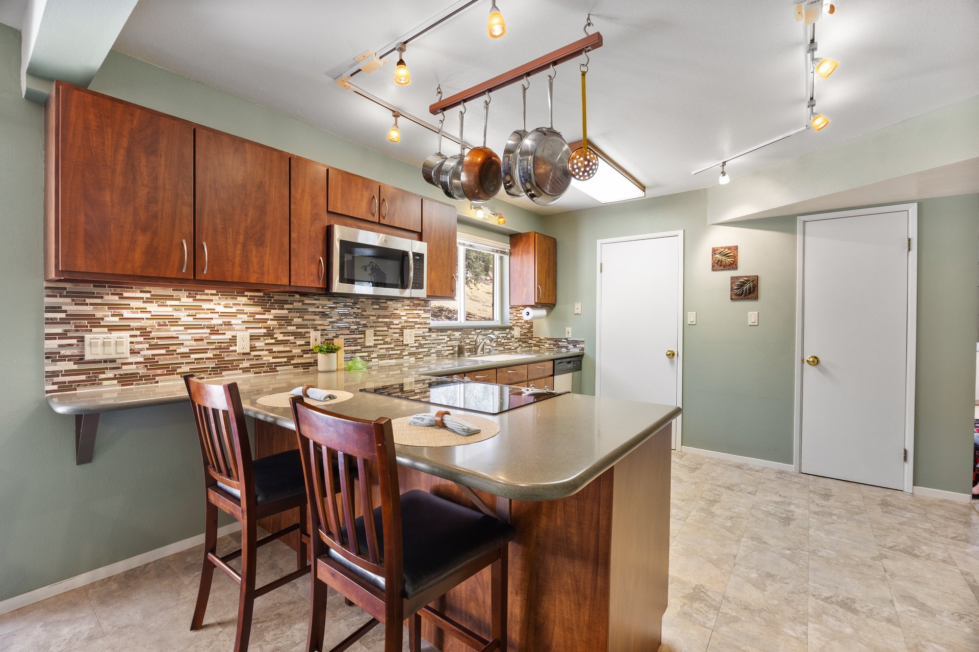 Panoramic Mountain Views in West Golden Hills — 21725 Mountain Drive, Tehachapi