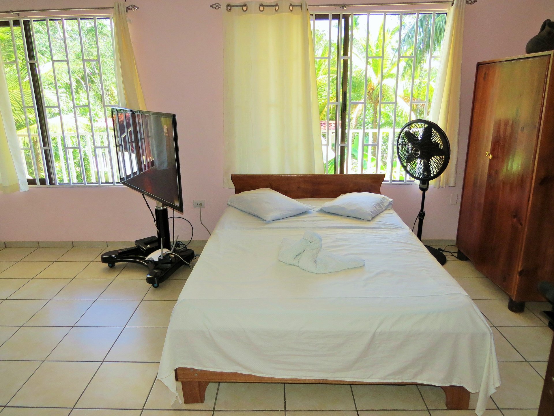 Fully equipped 4 Unit Apartment/Hotel complex 70 meters from the entrance to world-famous Marino Ballena National Park
