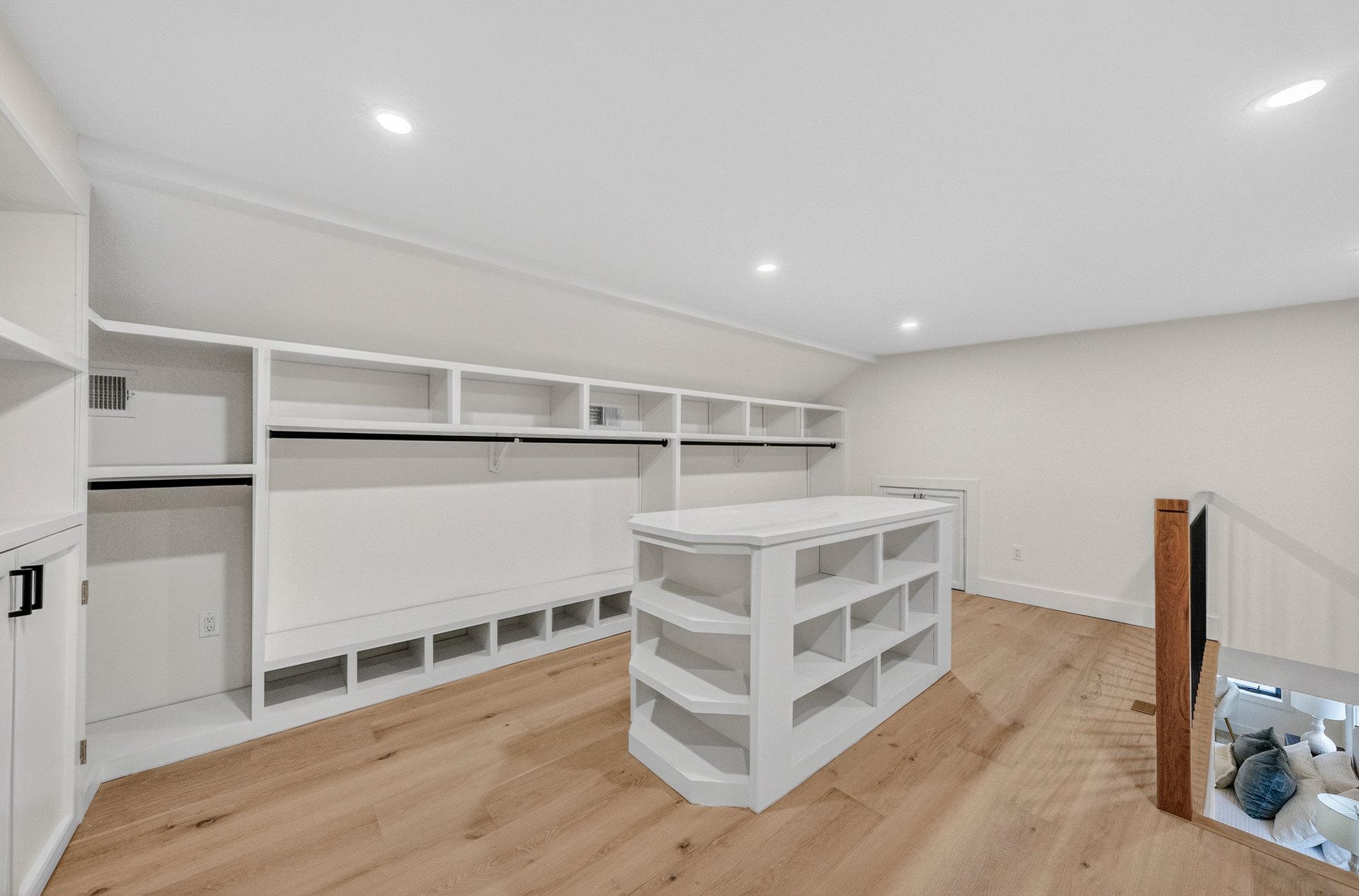 887 Linden Ave, Ridgefield, NJ 07657