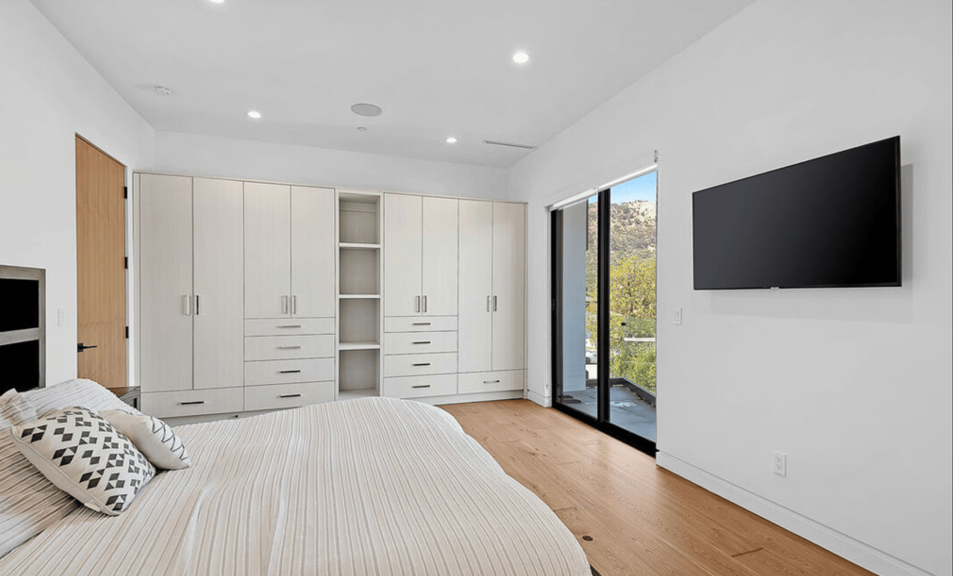 Lakeview Aura, Mirror Lake Drive, 90068