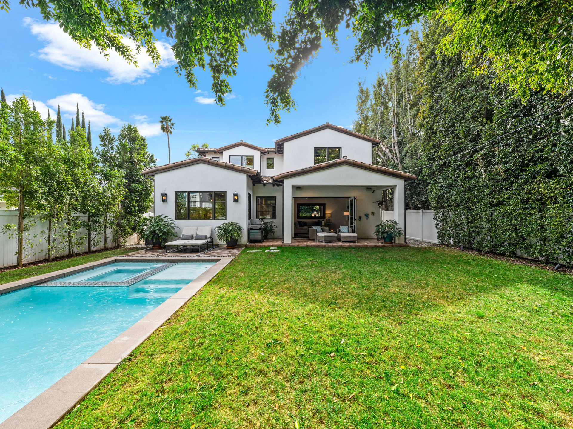13031 Bloomfield St, Studio City