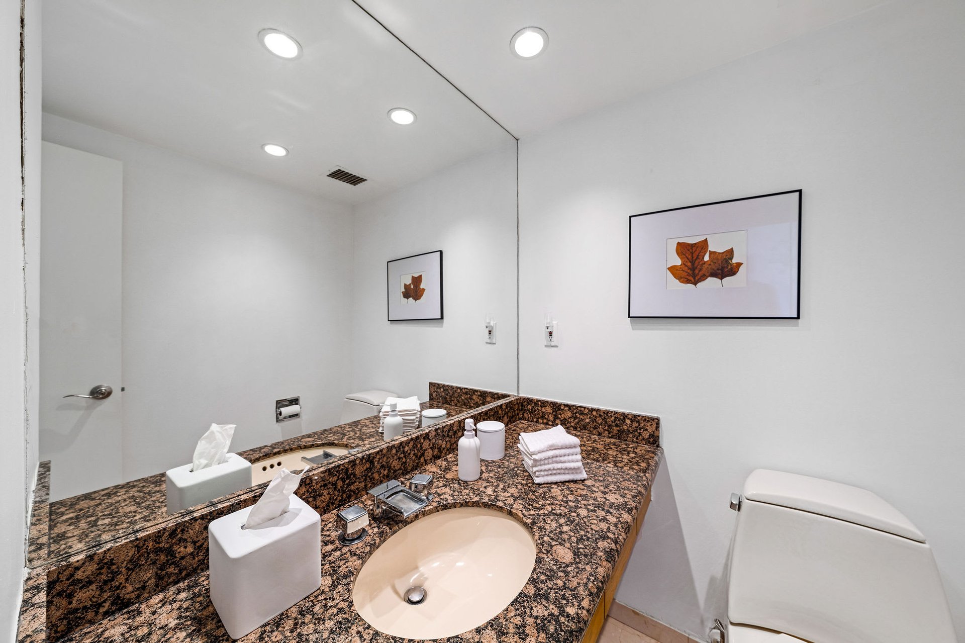 The Comstock #PHA, Wilshire Corridor