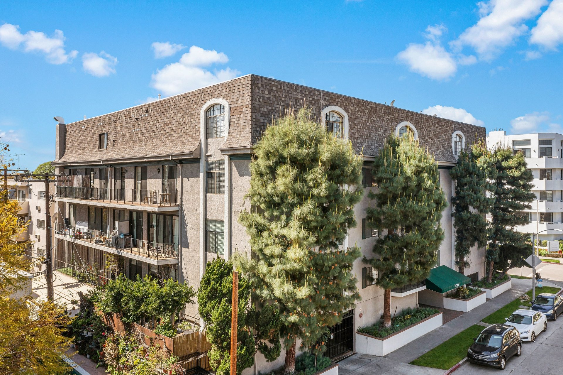 8712 Gregory Way #404, Pico-Robertson