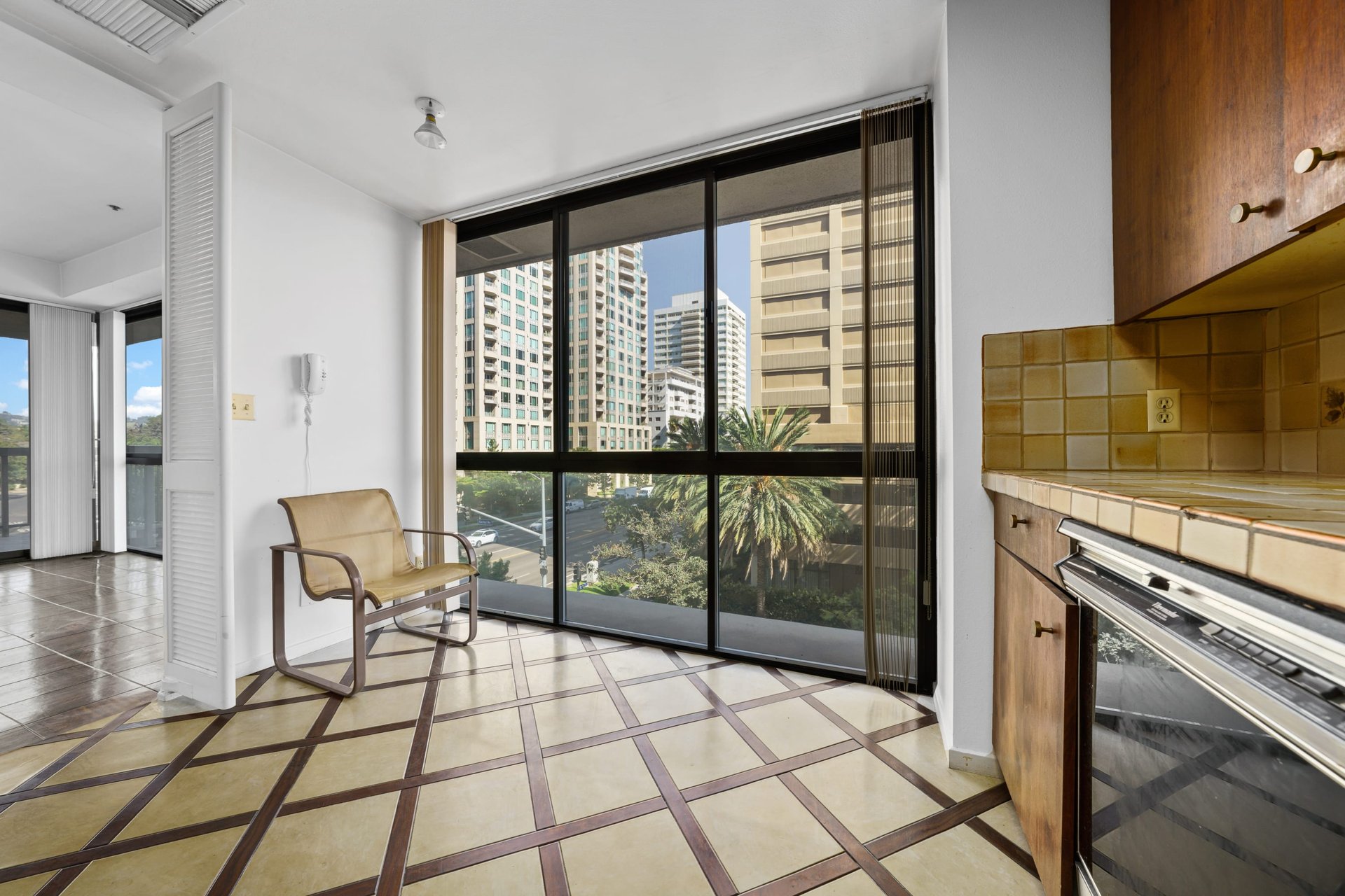 Westford #303, Wilshire Corridor
