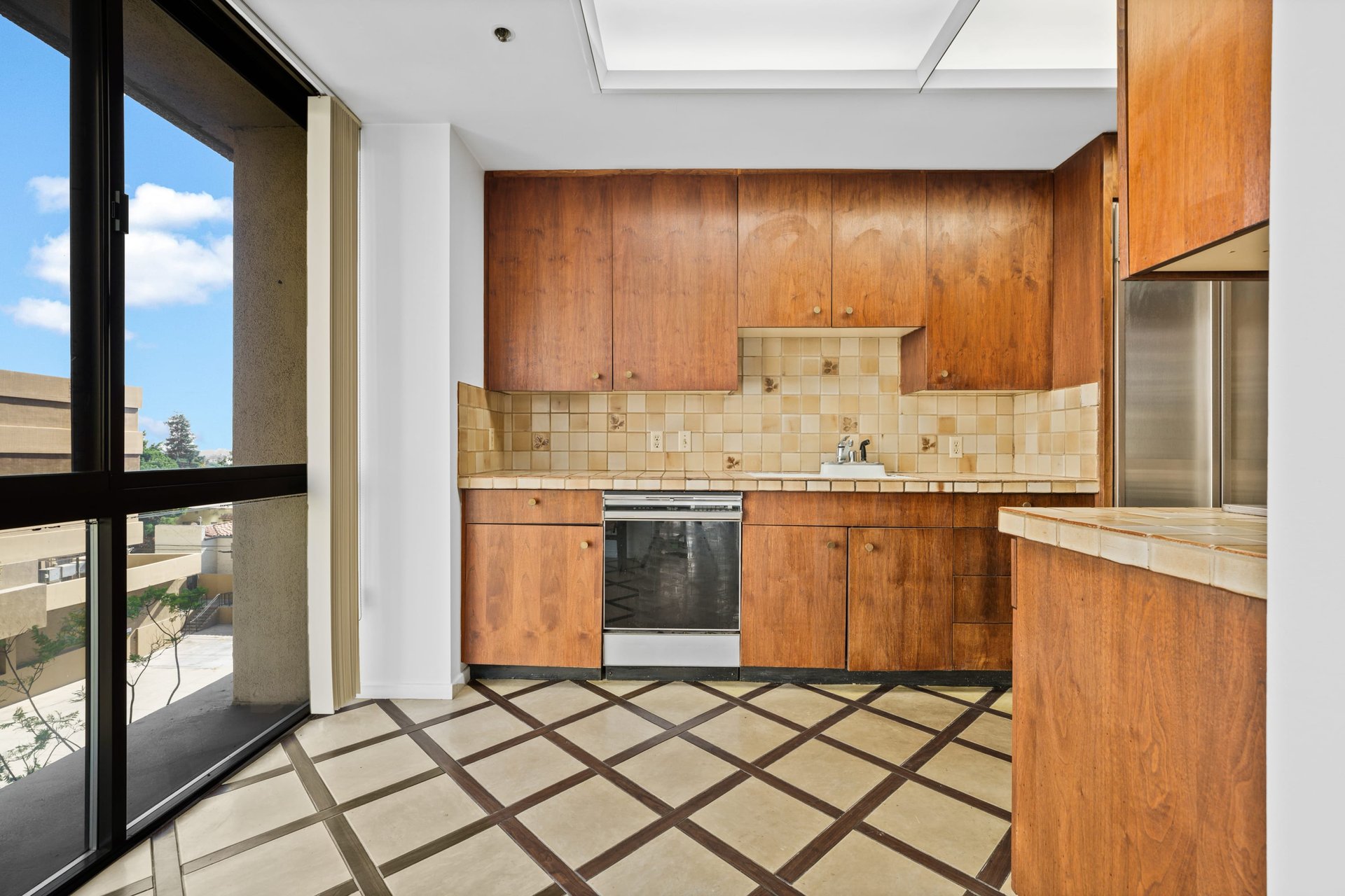 Westford #303, Wilshire Corridor