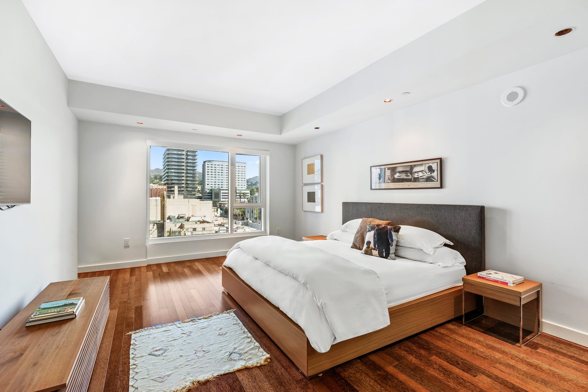 SUPER CHIC "W" RESIDENCE IN HOLLYWOOD